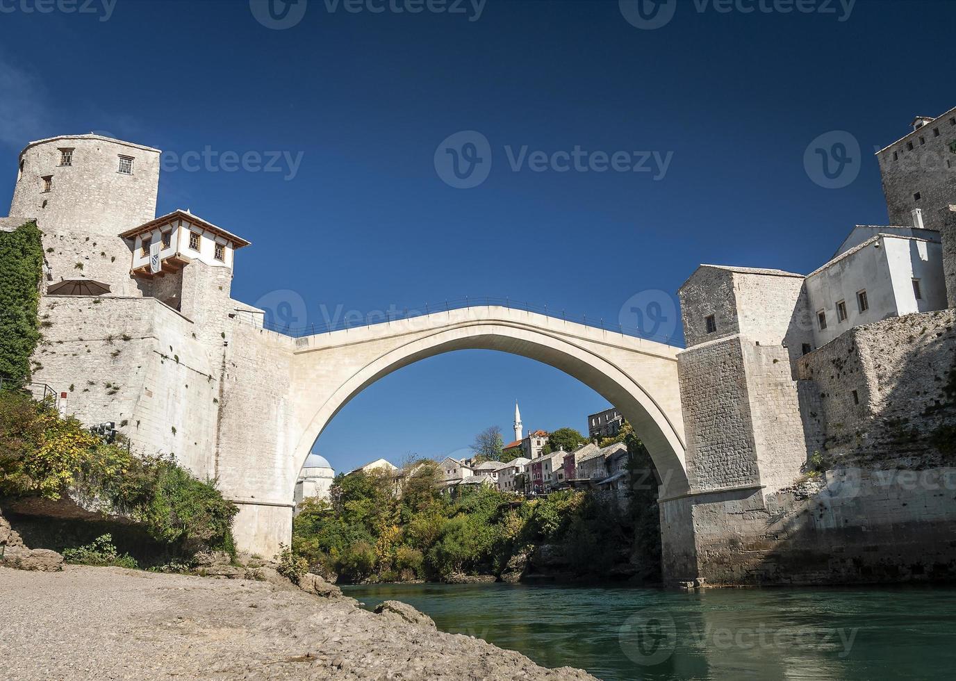 ponte velha, famoso marco histórico na cidade de Mostar, na Bósnia e Herzegovina durante o dia foto