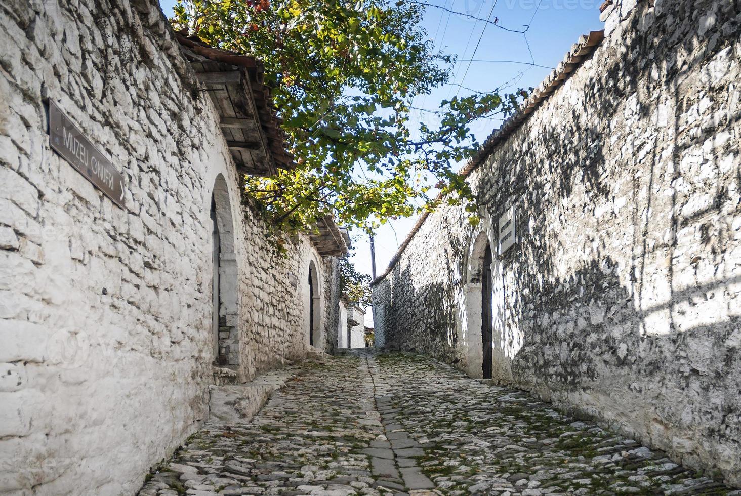 rua de paralelepípedos na cidade velha de berat na Albânia foto