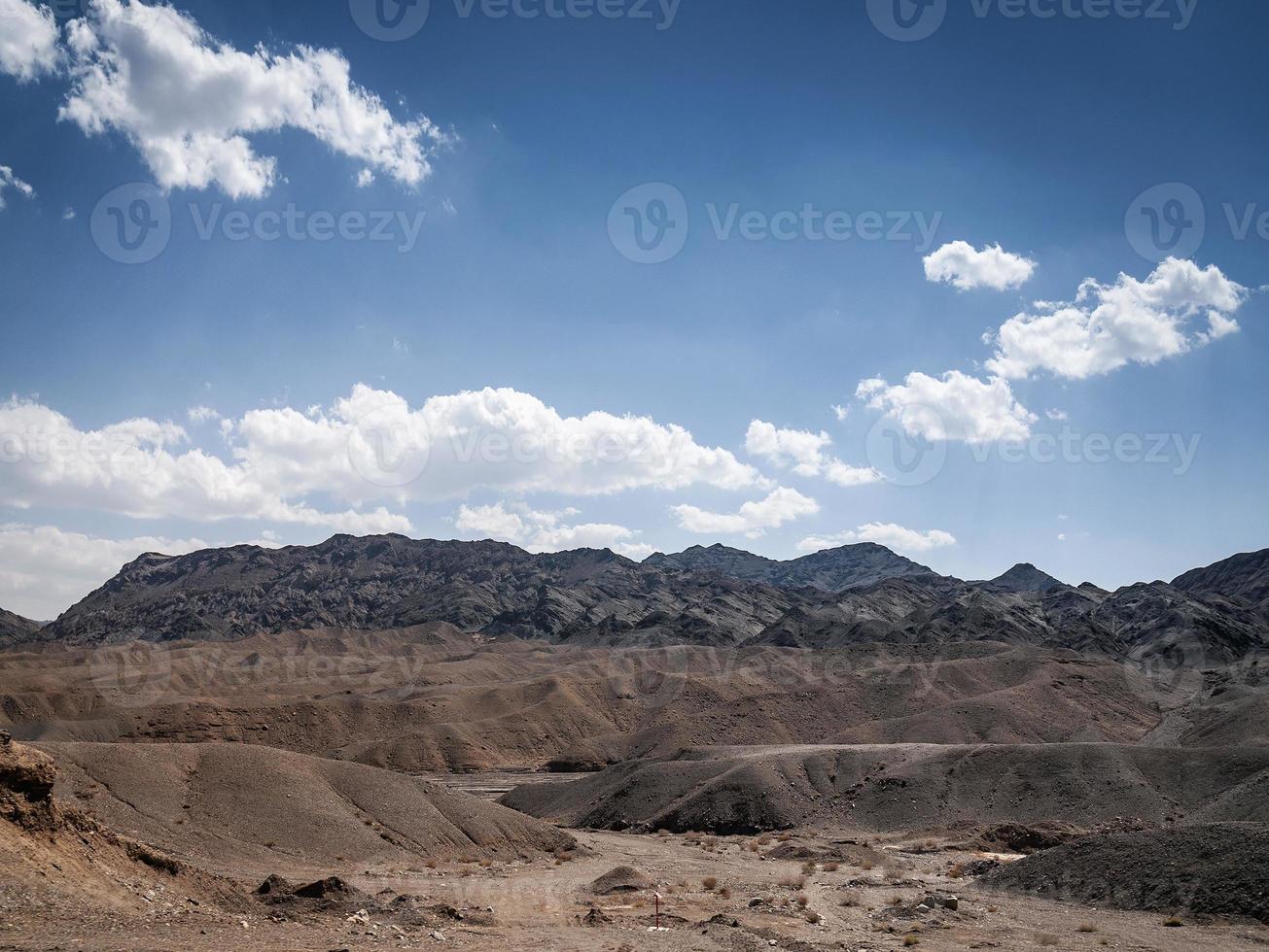 paisagem de deserto seco perto de Yazd no sul do Irã em dia ensolarado foto