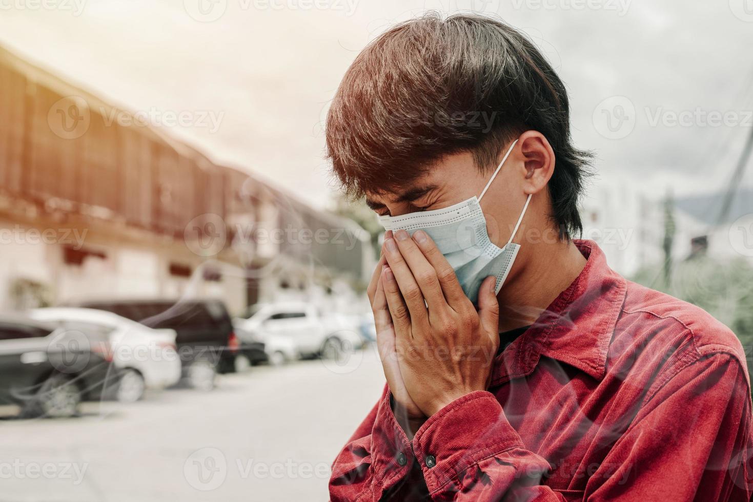 homem usando máscara de proteção respiratória contra poluição do ar. 2,5 foto