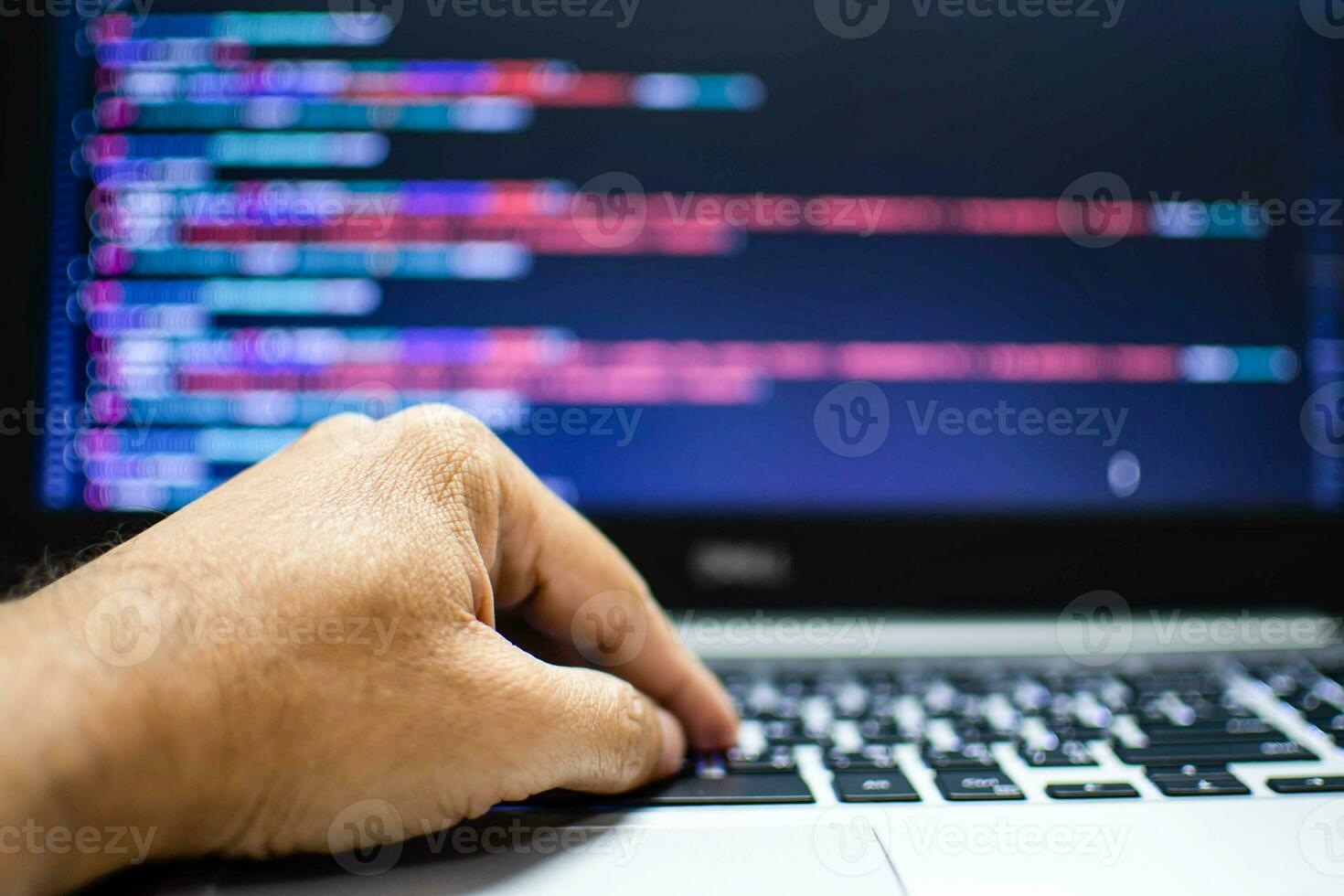 a programador mão é escrevendo a fonte código. programadores escrever programas para usar com Internet o negócio Serviços. a programação código exibido em a computador portátil tela. fechar-se, borrado fundo foto