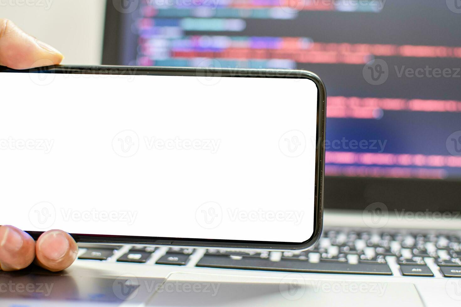 a desenvolvedor quer para corre a aplicativo em a Smartphone dispositivo depois de codificação a partir de a ide, a mão segurando Smartphone dispositivo a branco tela, levar uma fechar-se tomada, borrado fundo, e recorte caminhos. foto