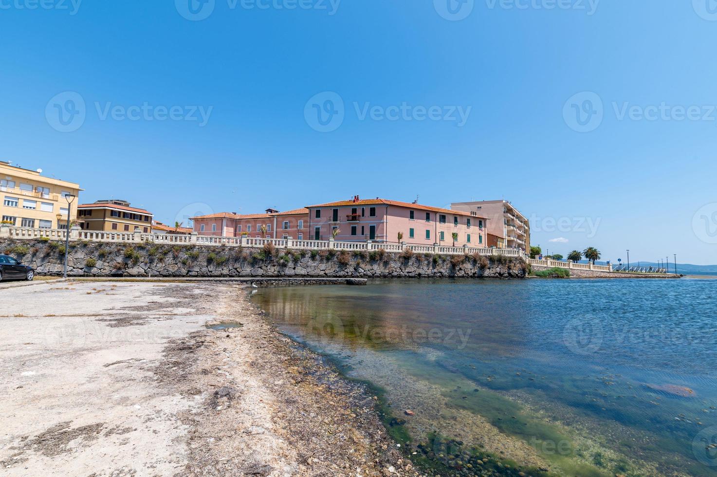 cidade de orbetello e o mar foto