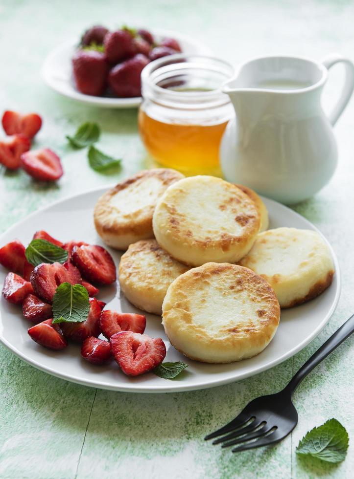 panquecas de queijo cottage, bolinhos de ricota em prato de cerâmica foto