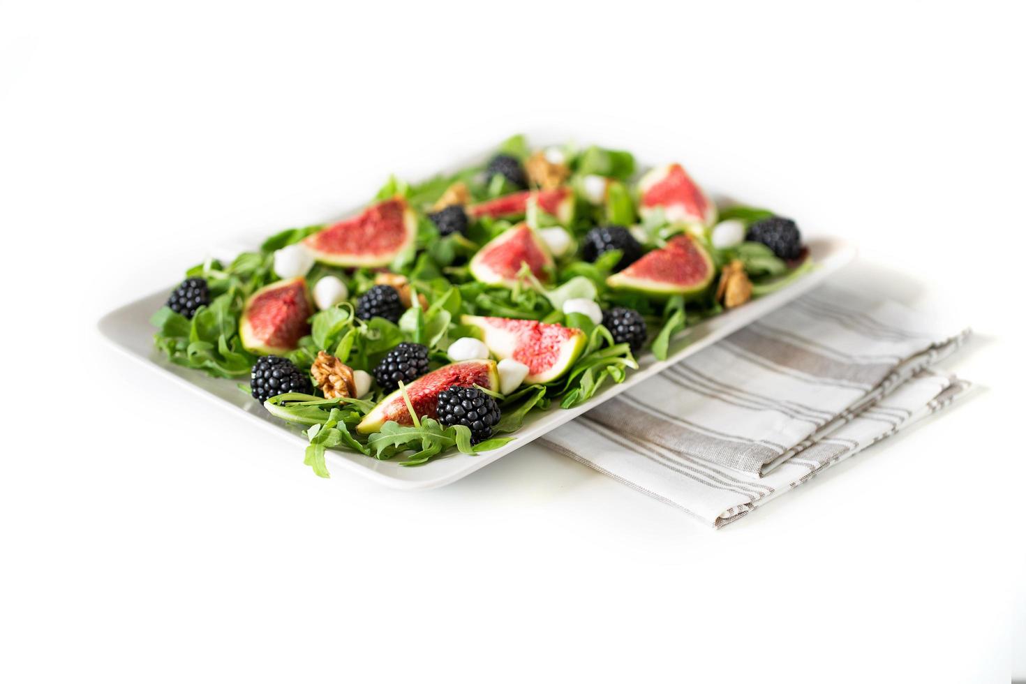 Salada de figos, amoras, rúcula, mussarela e nozes. foto