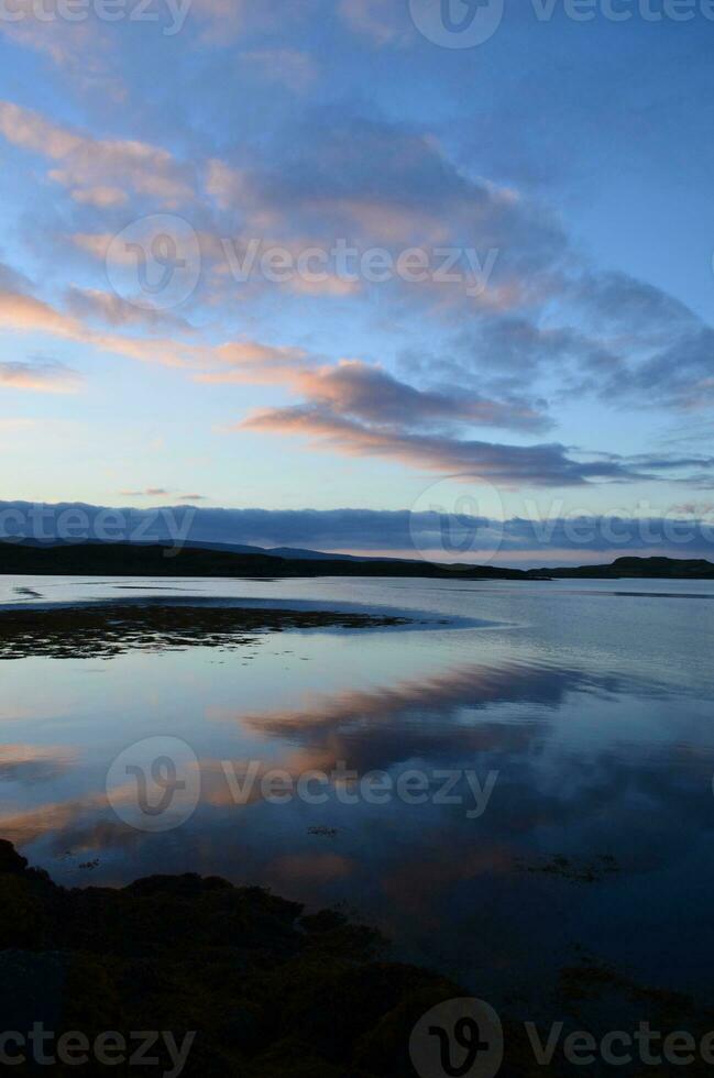 refletido nuvens dentro lago Dunvegan dentro Escócia foto