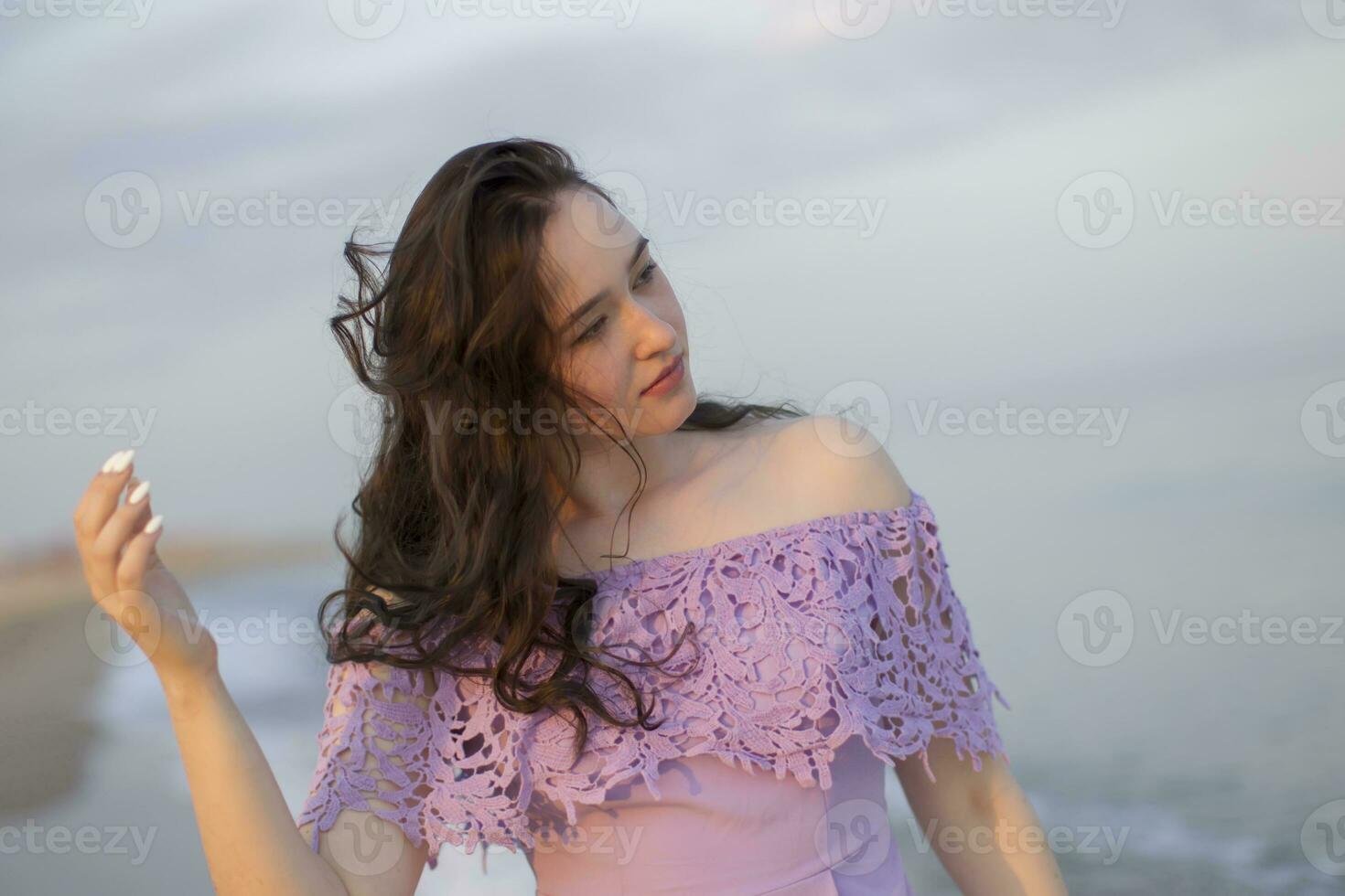 jovem comum menina contra a céu e mar foto