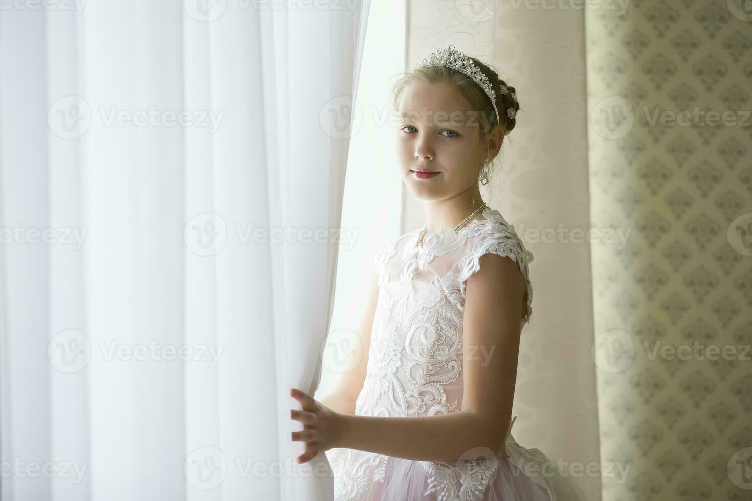 lindo menina dentro uma coroa perto a janela aberto a cortina foto