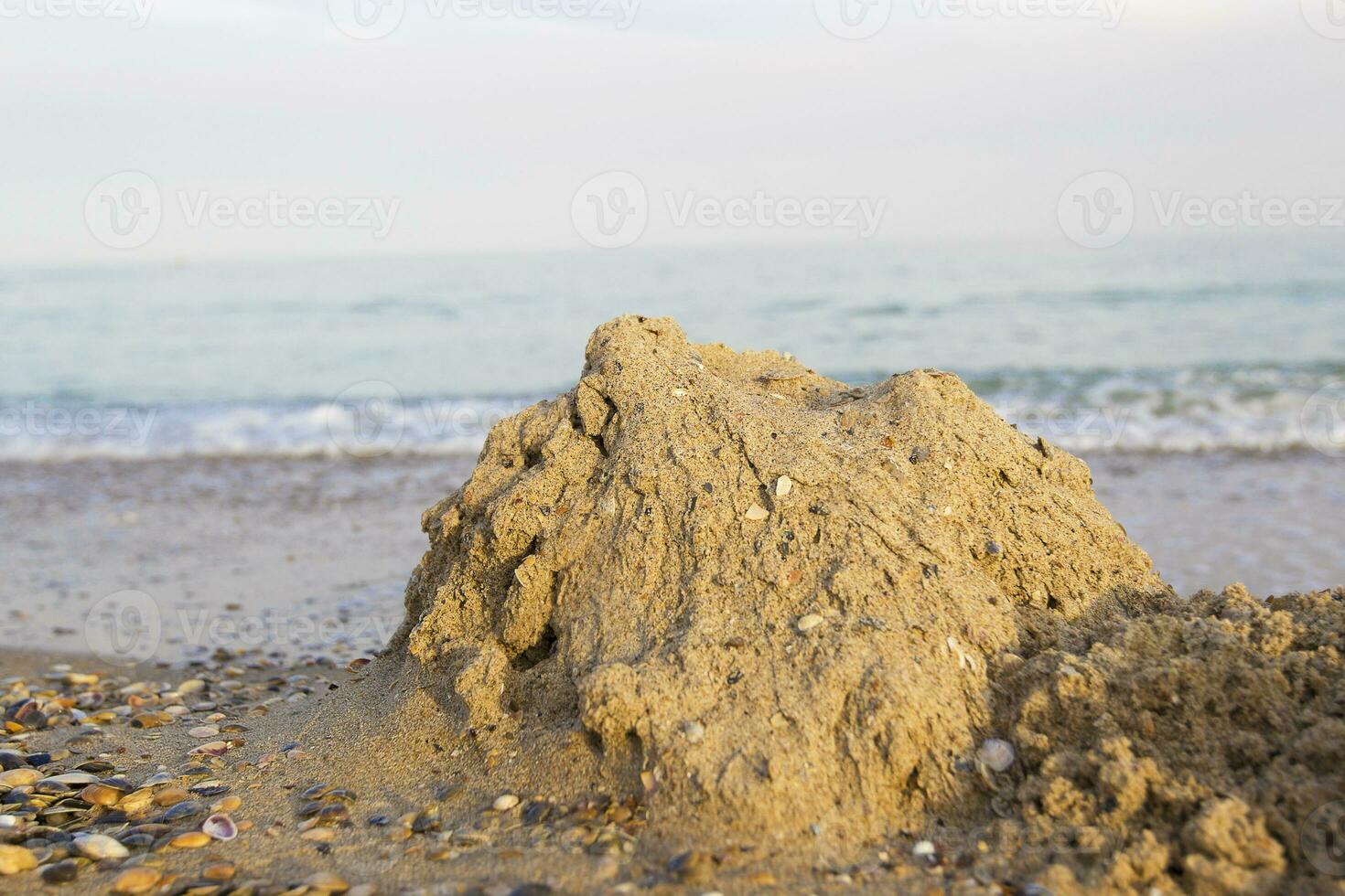 areia castelo em a de praia do a mar foto