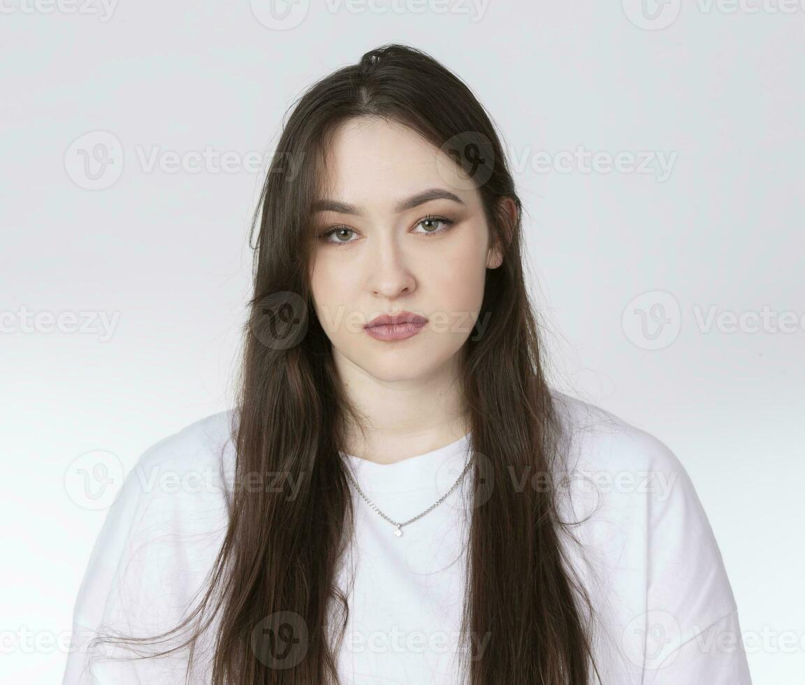 retrato do uma jovem lindo eslavo menina com verde olhos e grandes cabelo. foto
