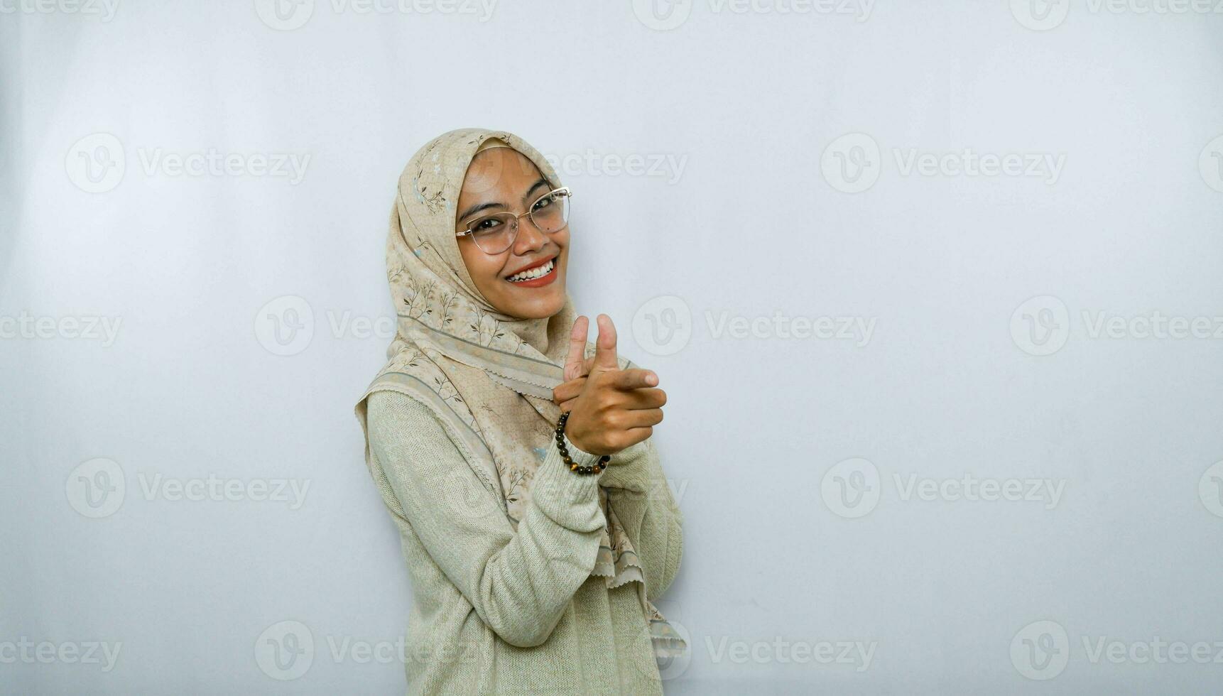 feliz jovem ásia mulher dentro casual camisa. encantador fêmea senhora aberto mãos Palma acima segurando alguma coisa em isolado branco fundo. foto