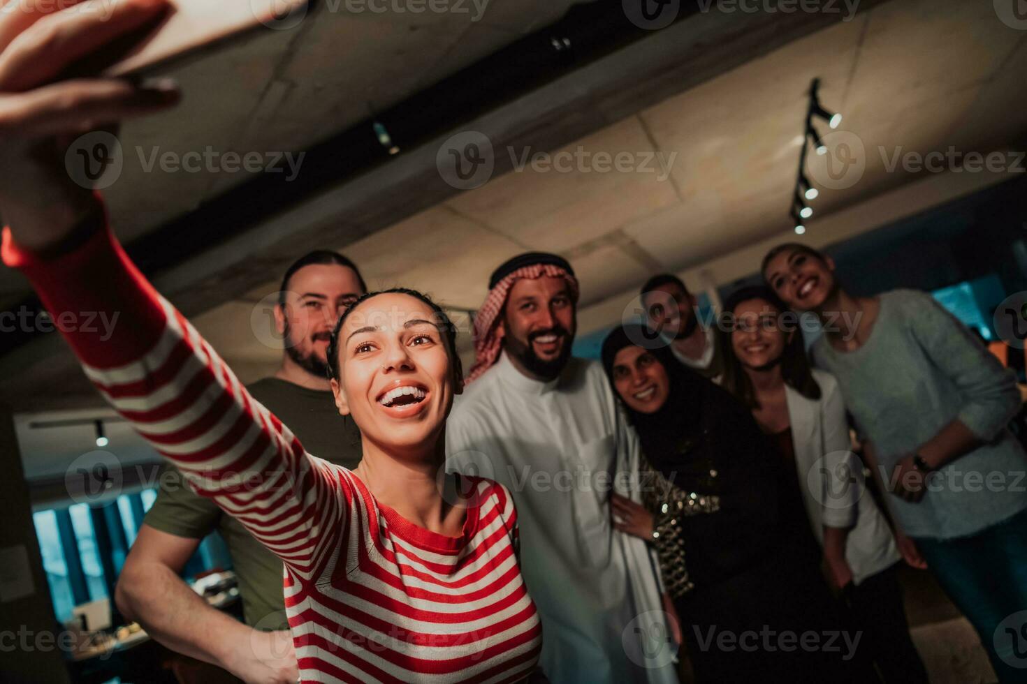 diverso grupo do pessoas dentro a escritório foto