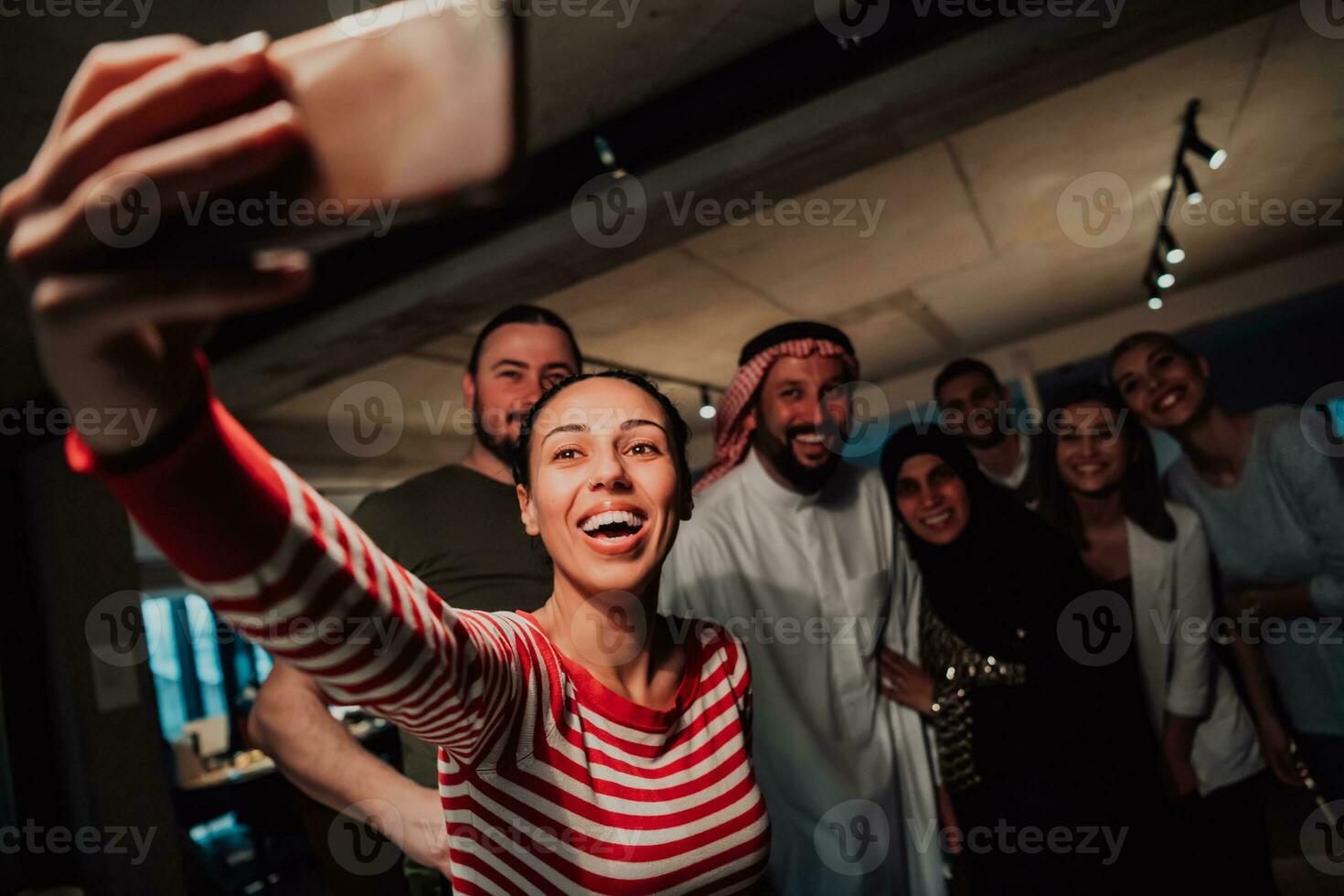 diverso grupo do pessoas dentro a escritório foto