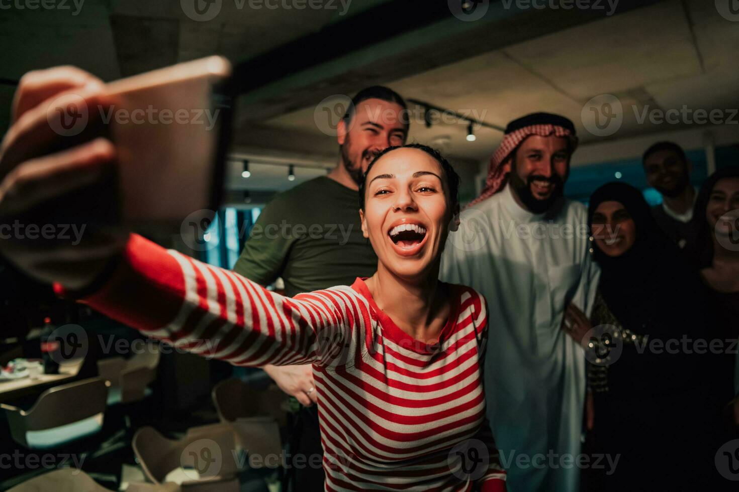 diverso grupo do pessoas dentro a escritório foto