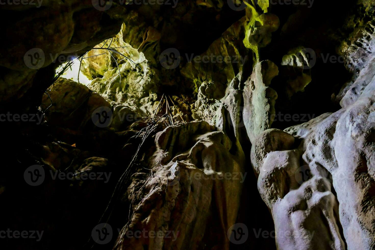 dentro uma caverna foto
