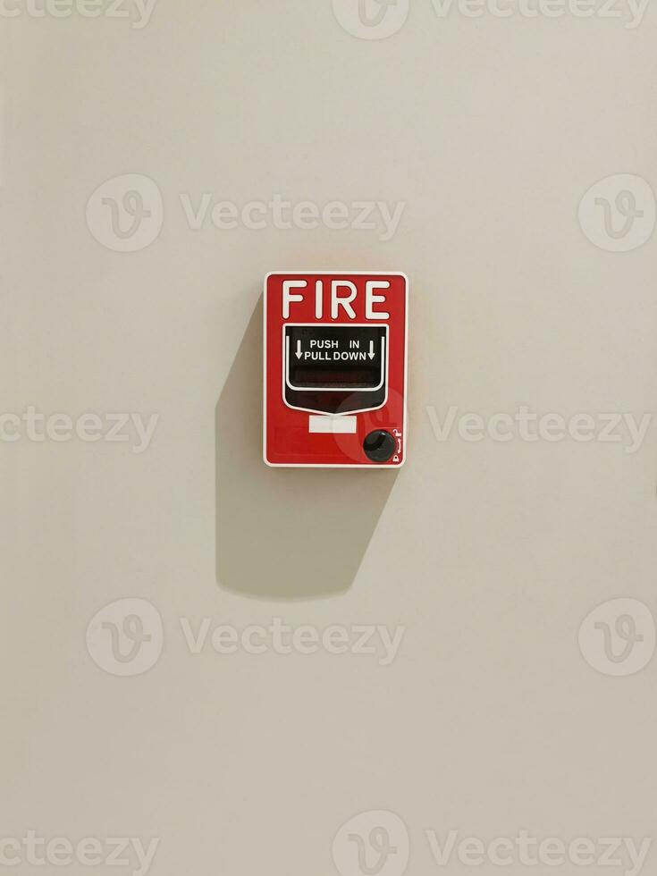 Caixa do sistema de alarme de incêndio instalada na parede do edifício. foto