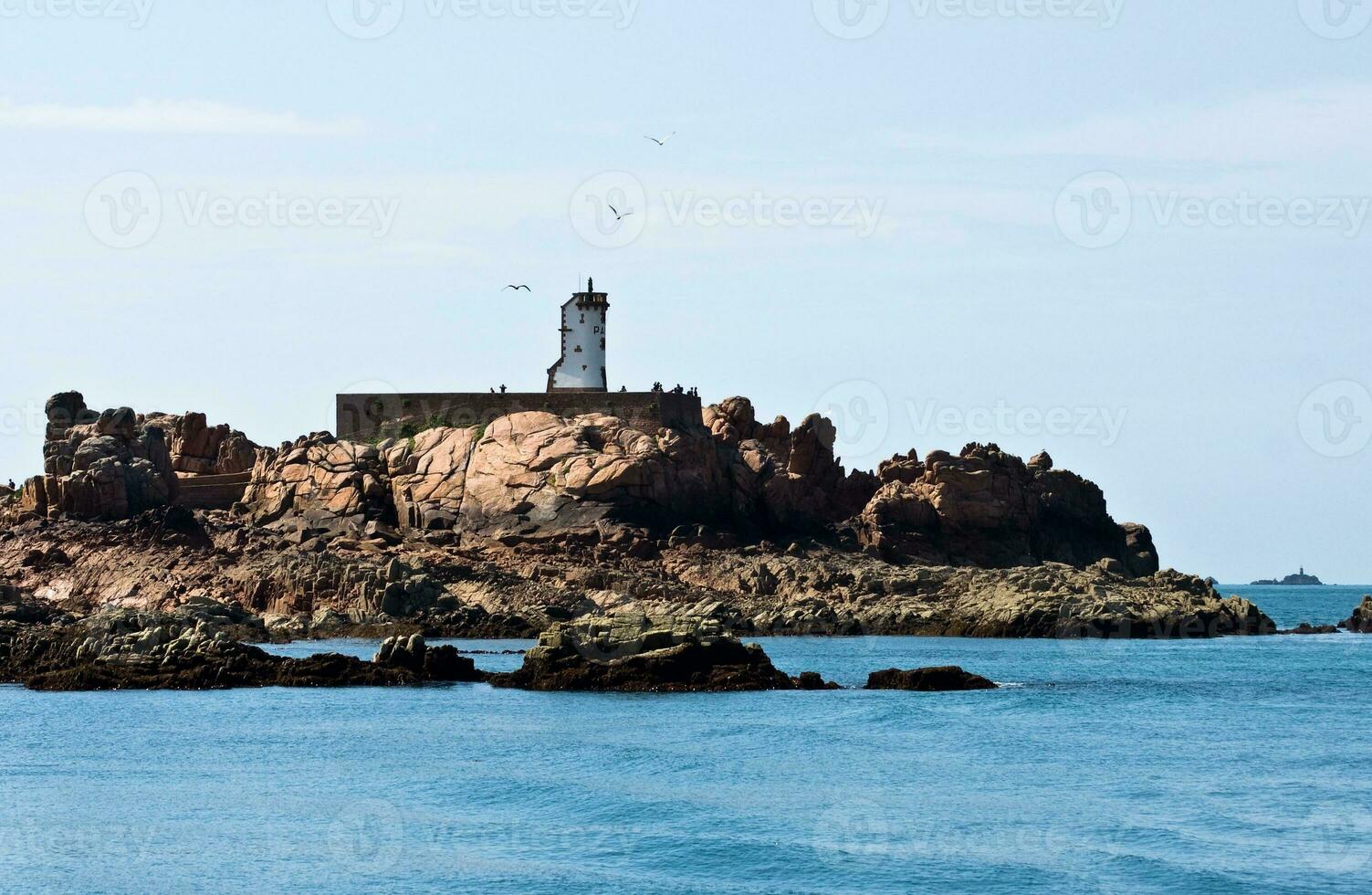 bretão semáforo e farol em brehat ilha foto