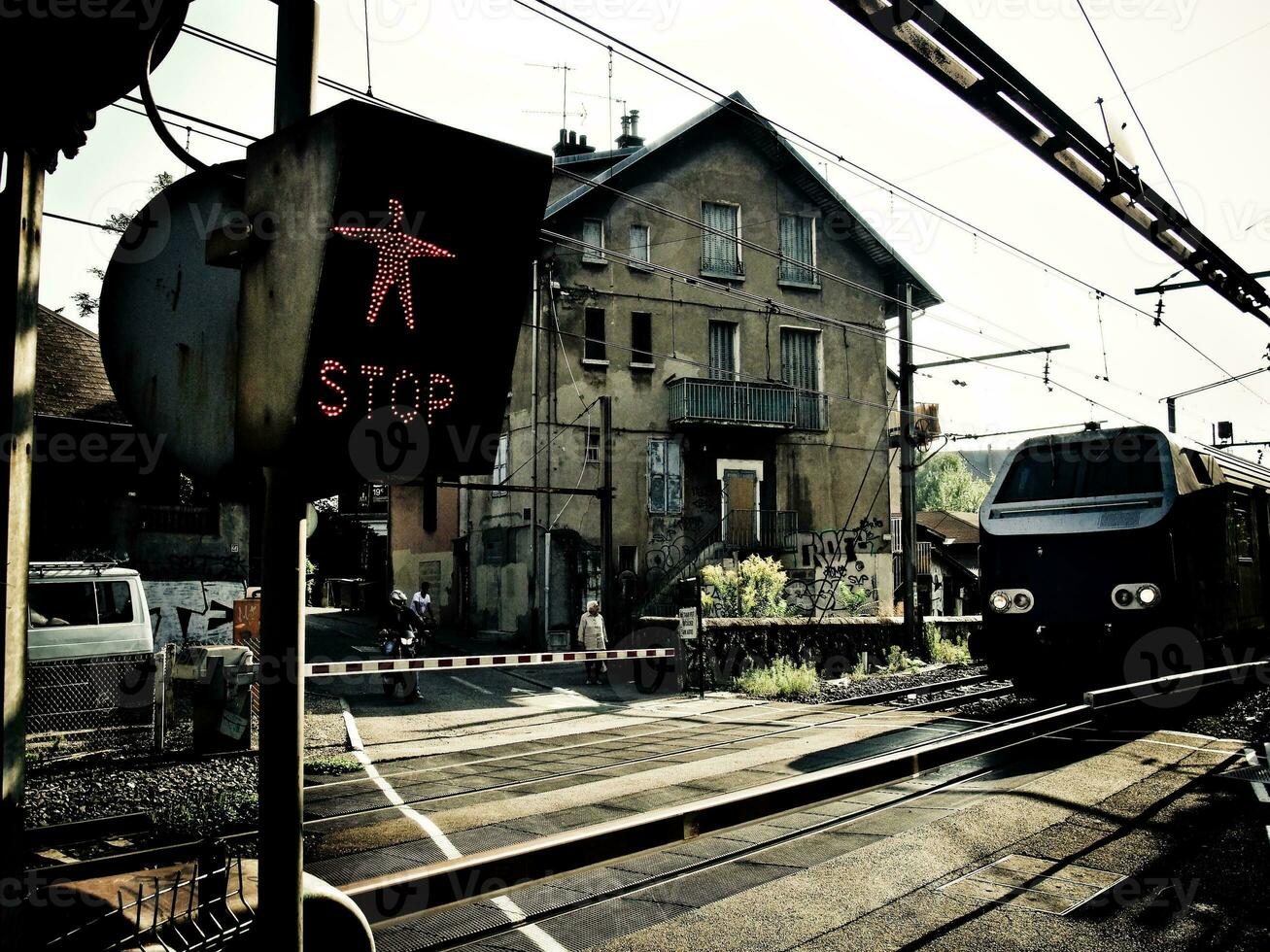 francês estrada de ferro cruzando cênico trem passagem foto