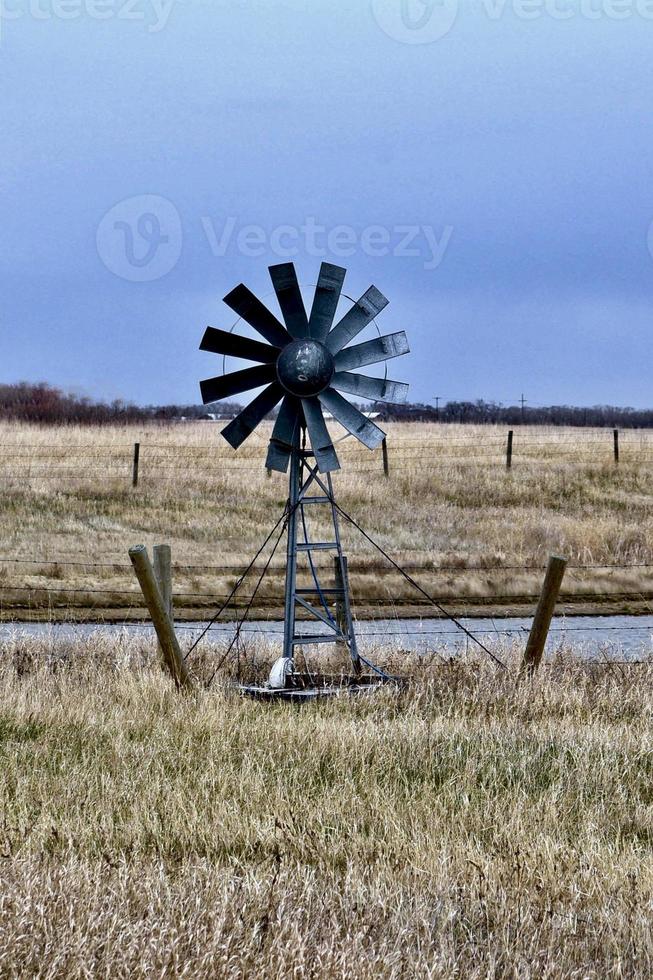 moinho de vento nas pradarias foto
