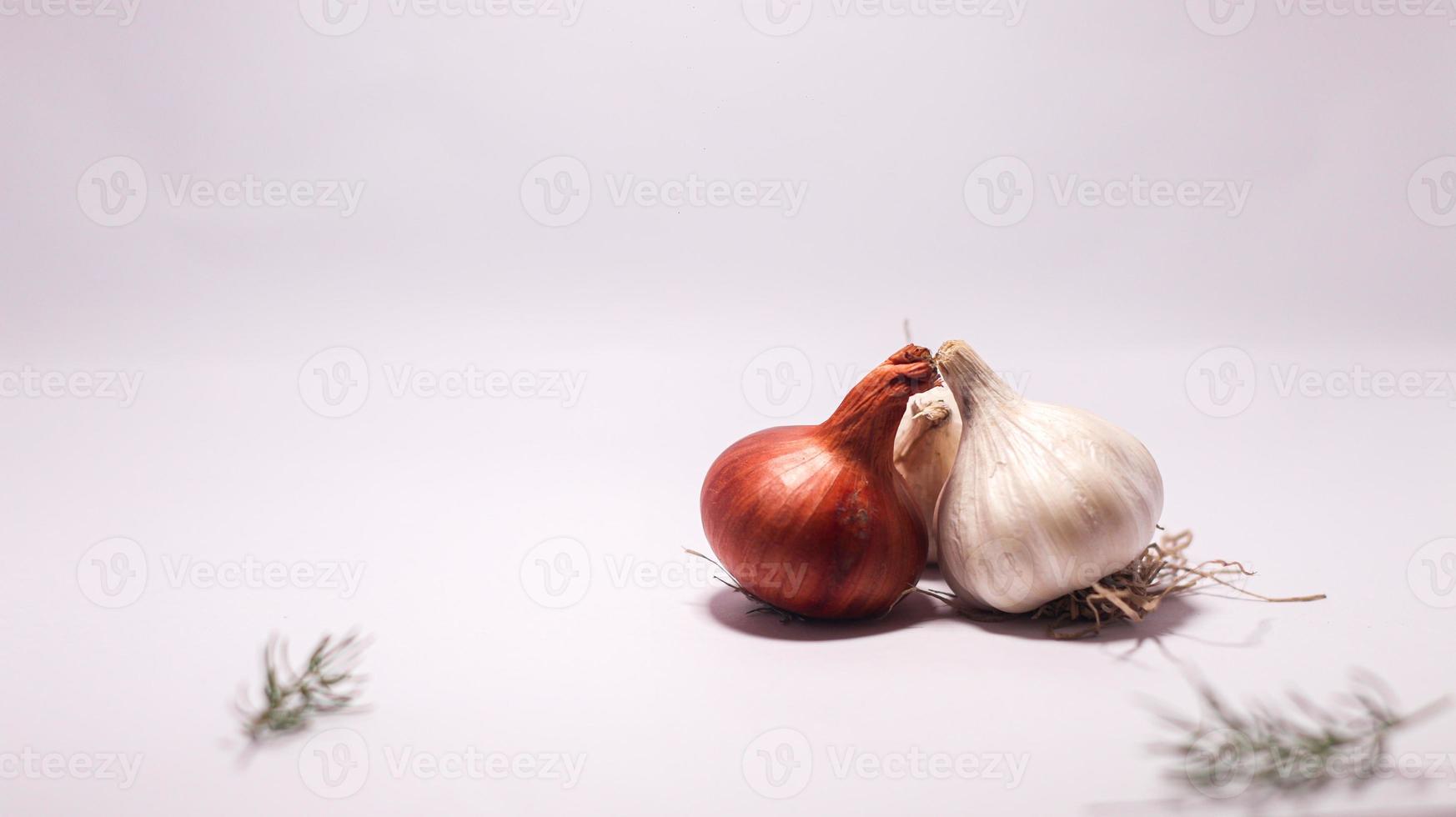 cebola vermelha inteira e fatiada, isolada no fundo branco foto