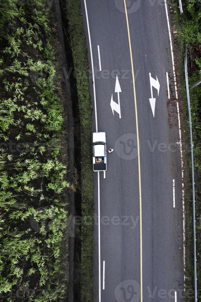 estrada da montanha em dia chuvoso e nevoento foto