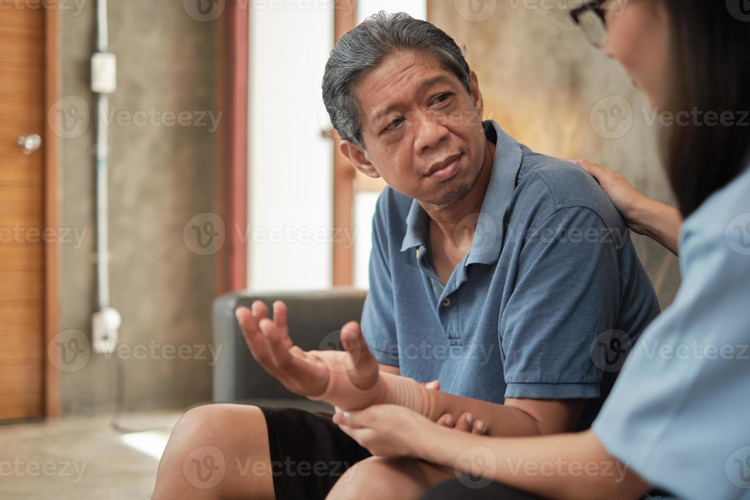 terapeuta médica examina paciente idoso em casa. foto
