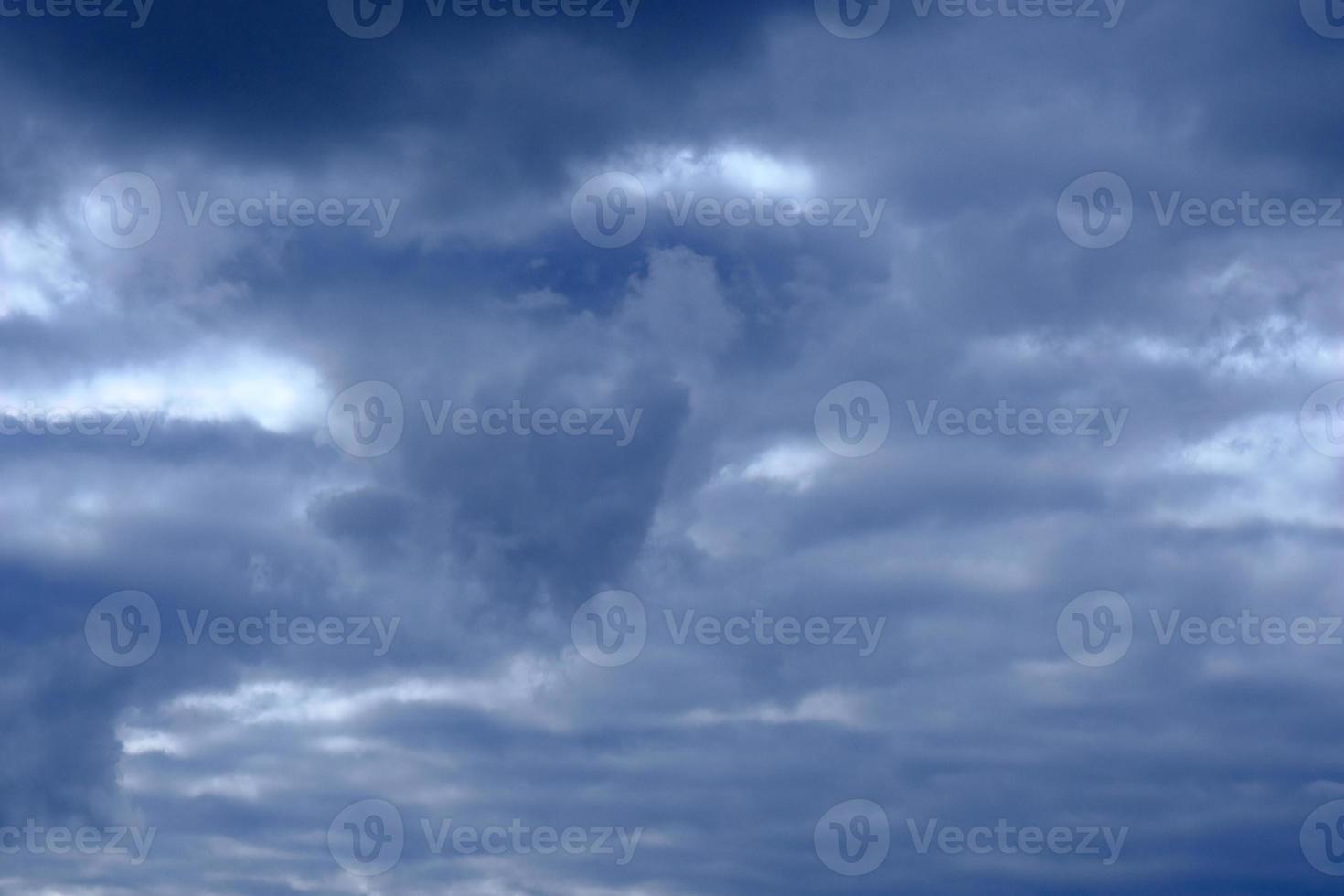 dramático céu azul profundo com nuvens fofas foto