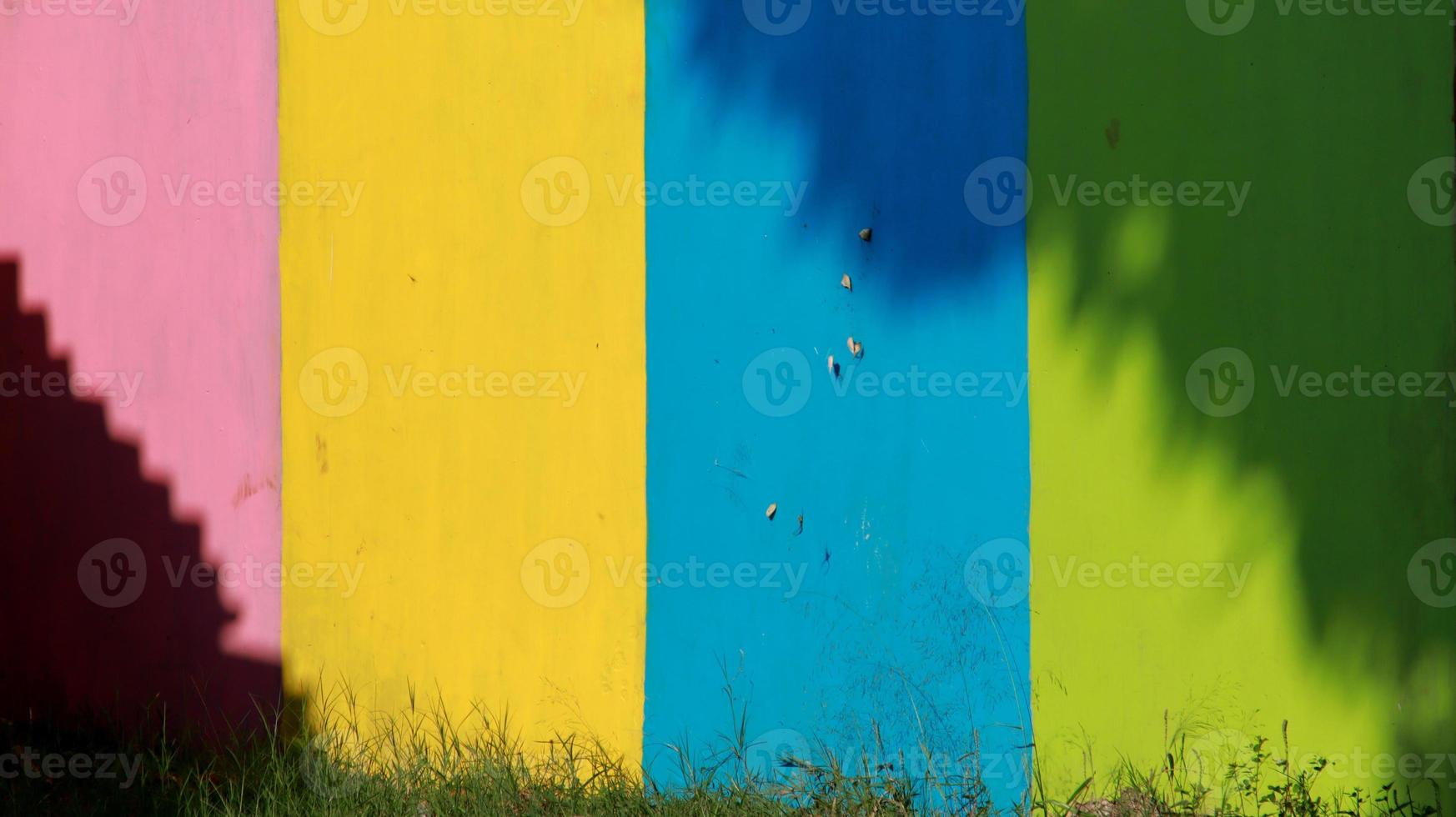 paredes coloridas, com sombras de árvores formando um ornamento único foto