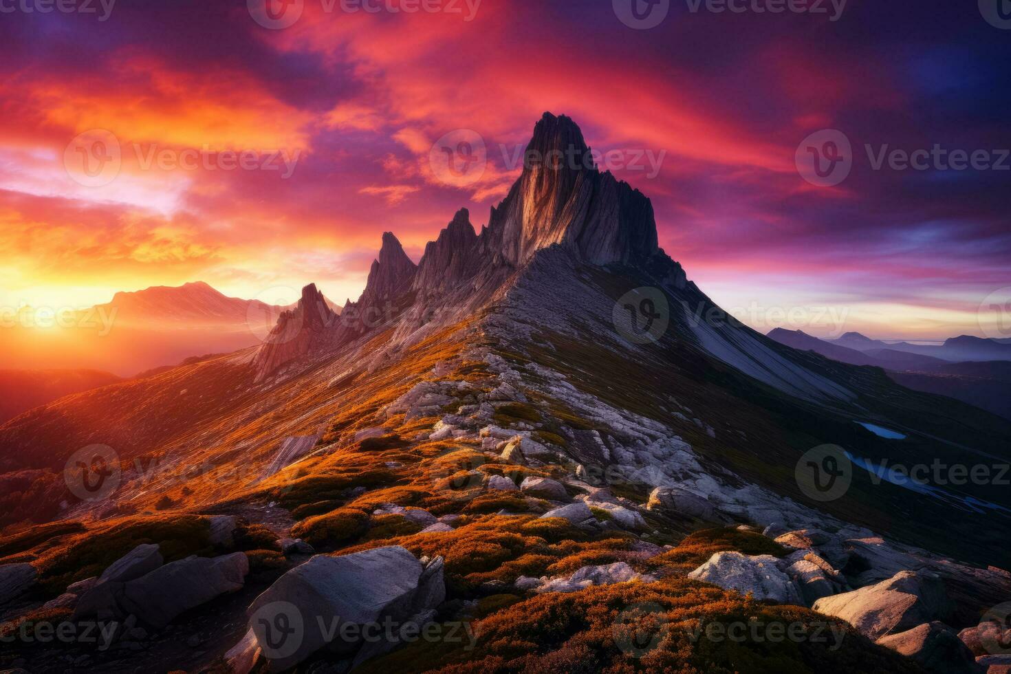 sereno nascer do sol sobre áspero montanha pico céu adornado com colorida sinfonia foto