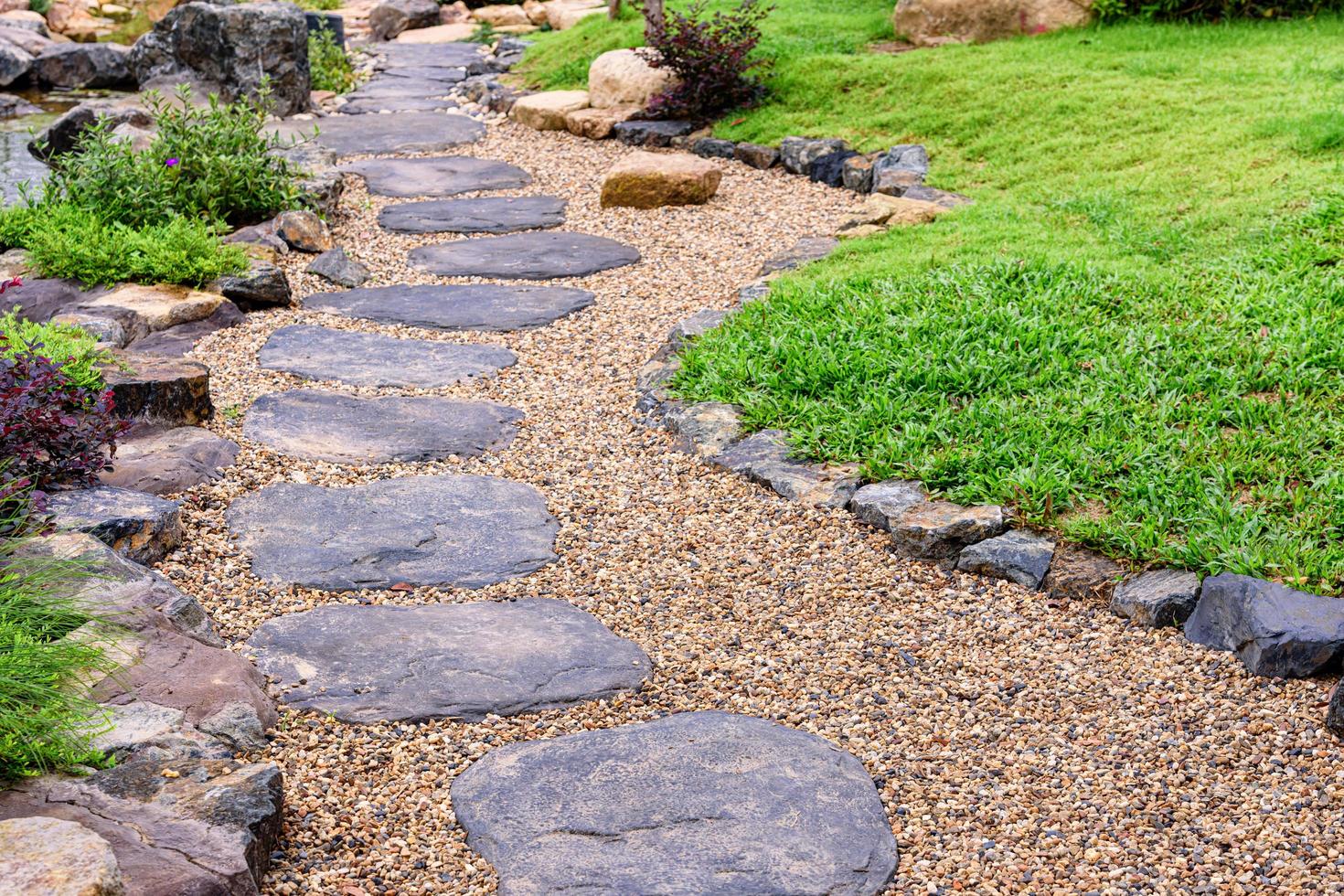 caminho de pedra em um jardim de estilo japonês foto
