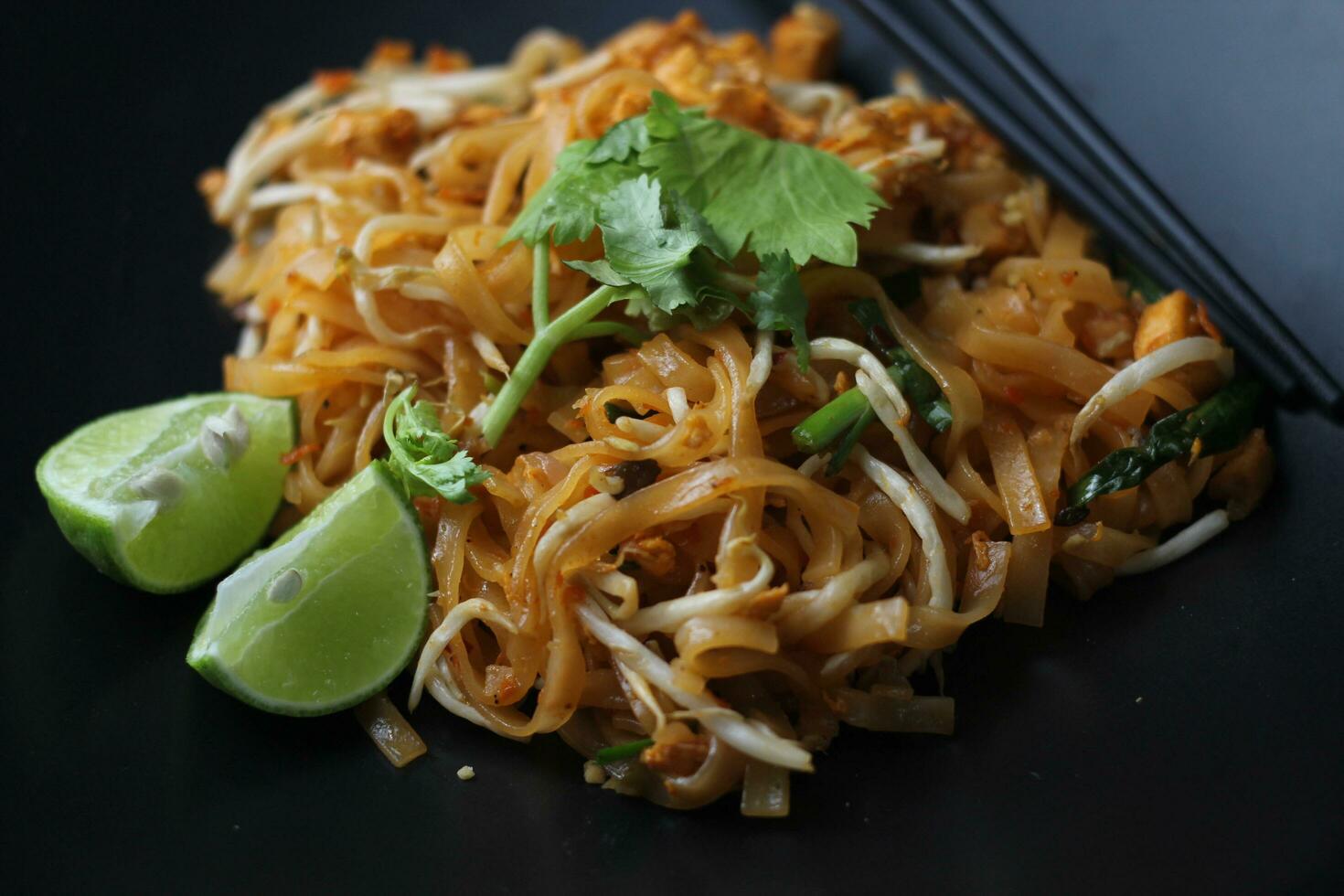 tailandês Comida almofada tailandês , mexer fritar Macarrão dentro Padthai estilo foto