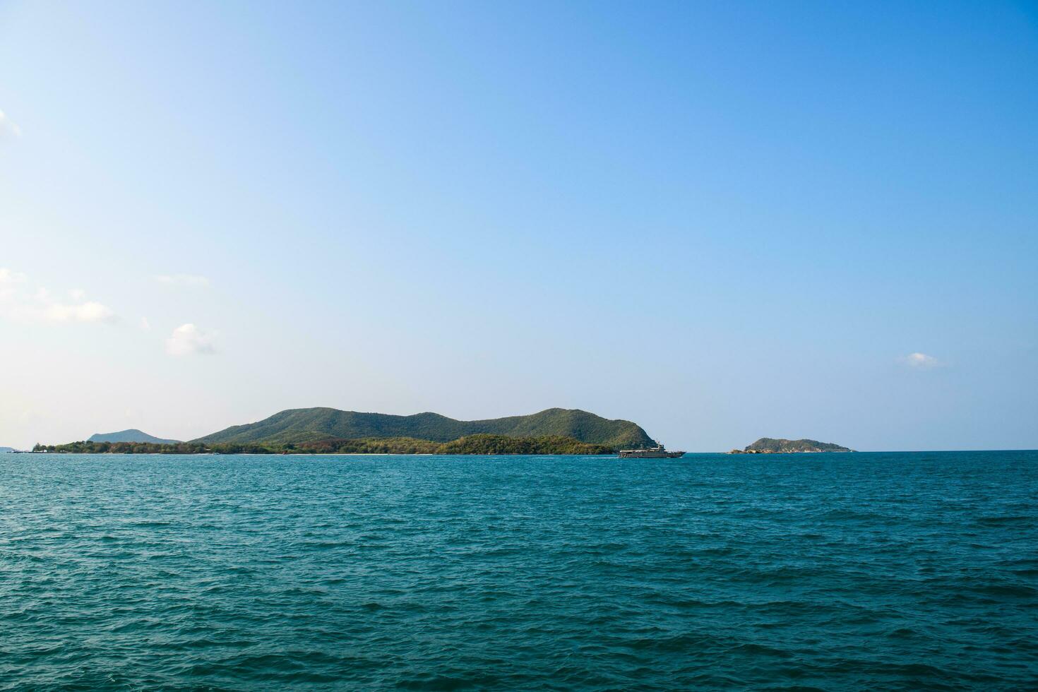 lindo azul mar e Claro céu samae às san ilha, sattahip, chonburi, foto