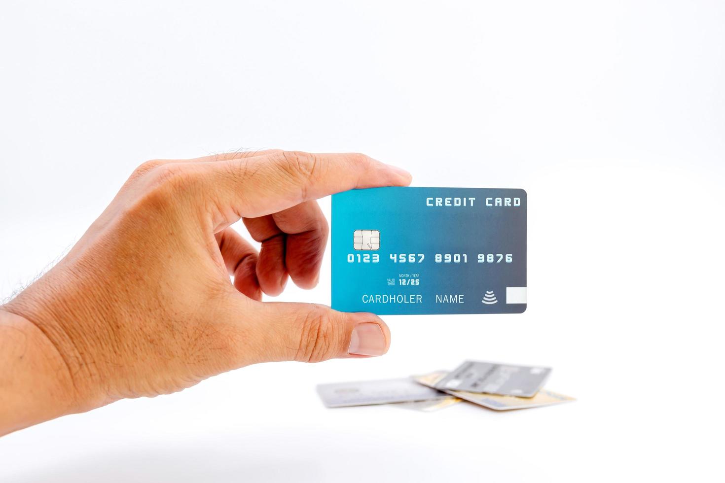 mão segurando cartões de crédito do banco em fundo branco foto