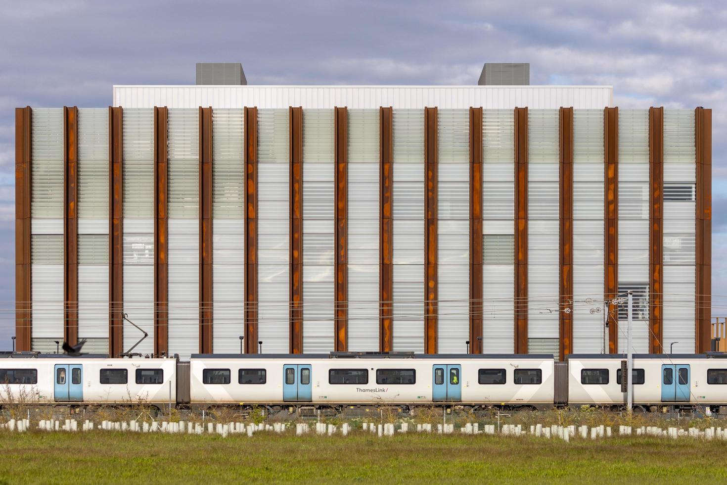 fachada de prédio industrial, com trem foto