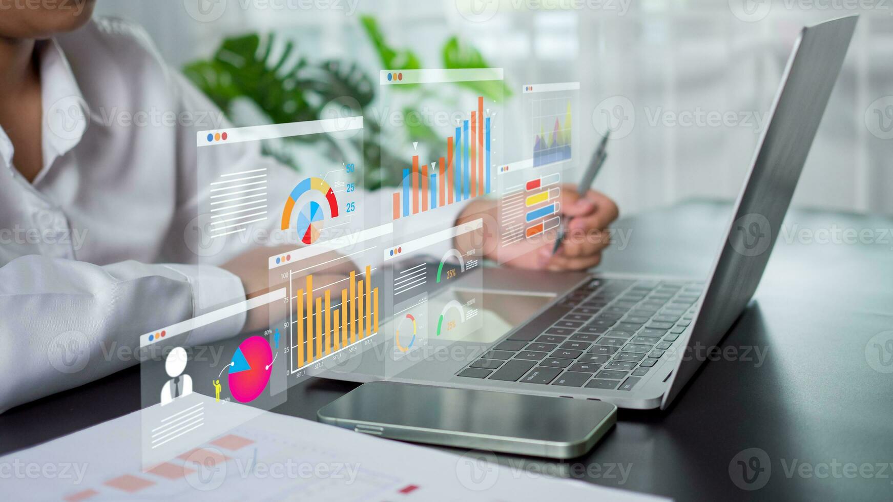 empresária usar computadores para analisar o negócio e gerir corporativo dados, o negócio analytics com gráficos, Métricas e kpis para melhorar organizacional desempenho. foto