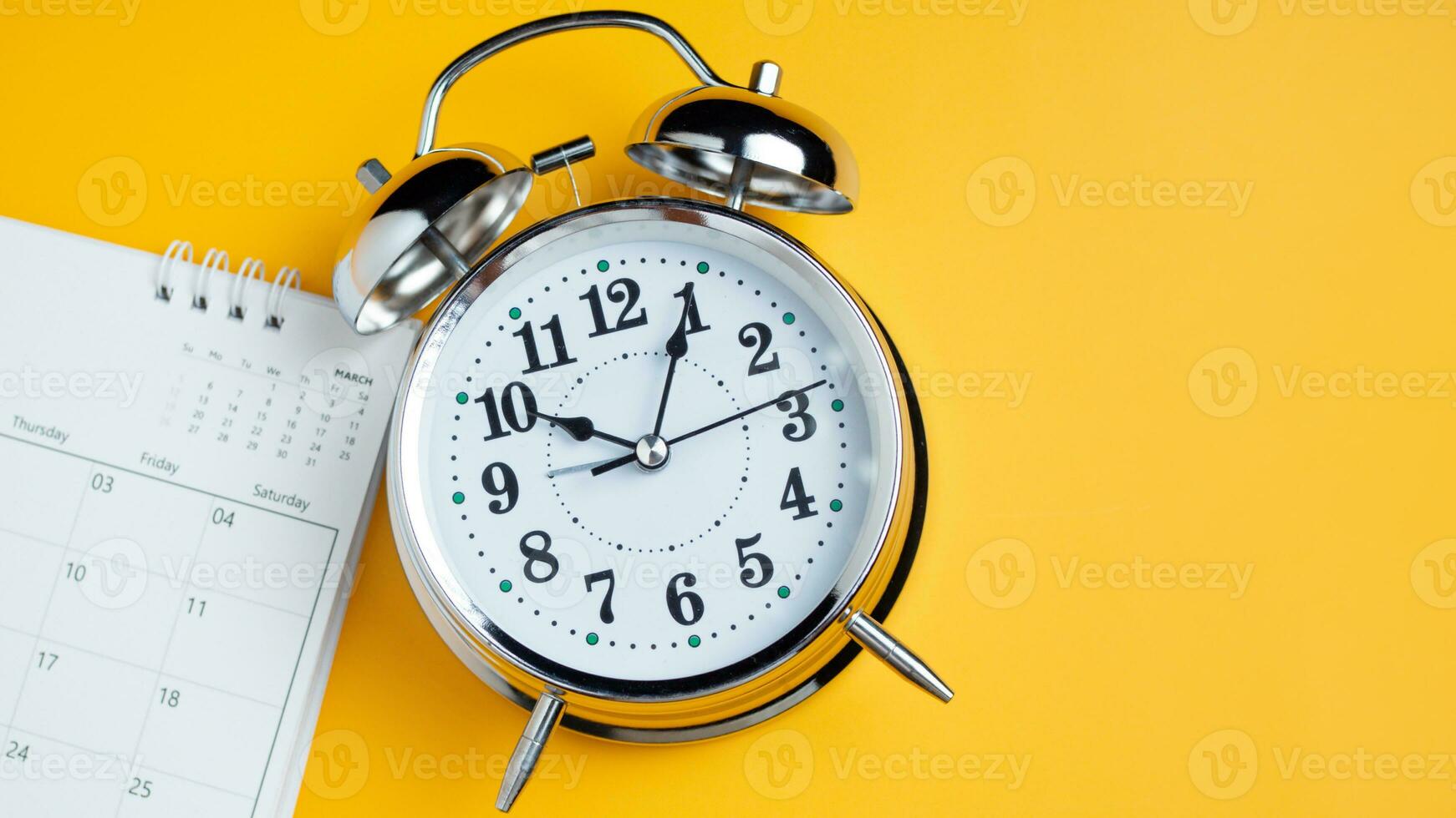 topo Visão do calendário e alarme relógio em amarelo fundo, planejamento para o negócio encontro ou viagem planejamento conceito foto