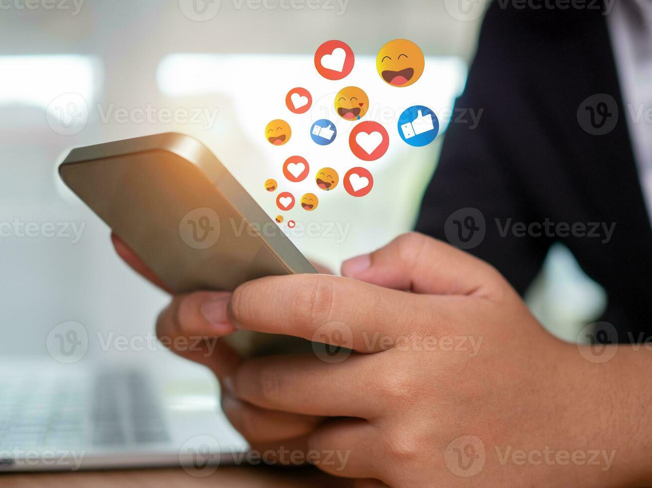 social meios de comunicação e tecnologia conceitos , humano mão é segurando uma telefone e lá é uma social meios de comunicação ícone. foto