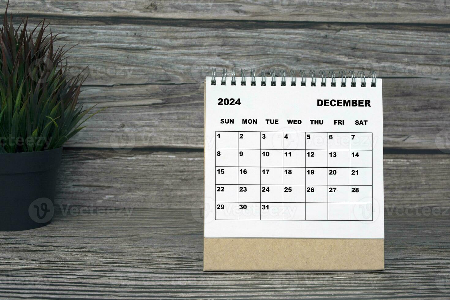 branco dezembro 2024 calendário em de madeira escrivaninha. 2024 Novo ano conceito foto