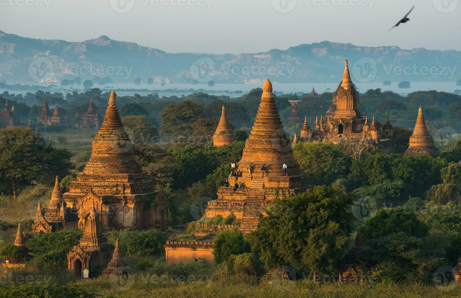 grupo do antigo pagode dentro bagan a terra do mil pagode durante a nascer do sol dentro myanmar. foto