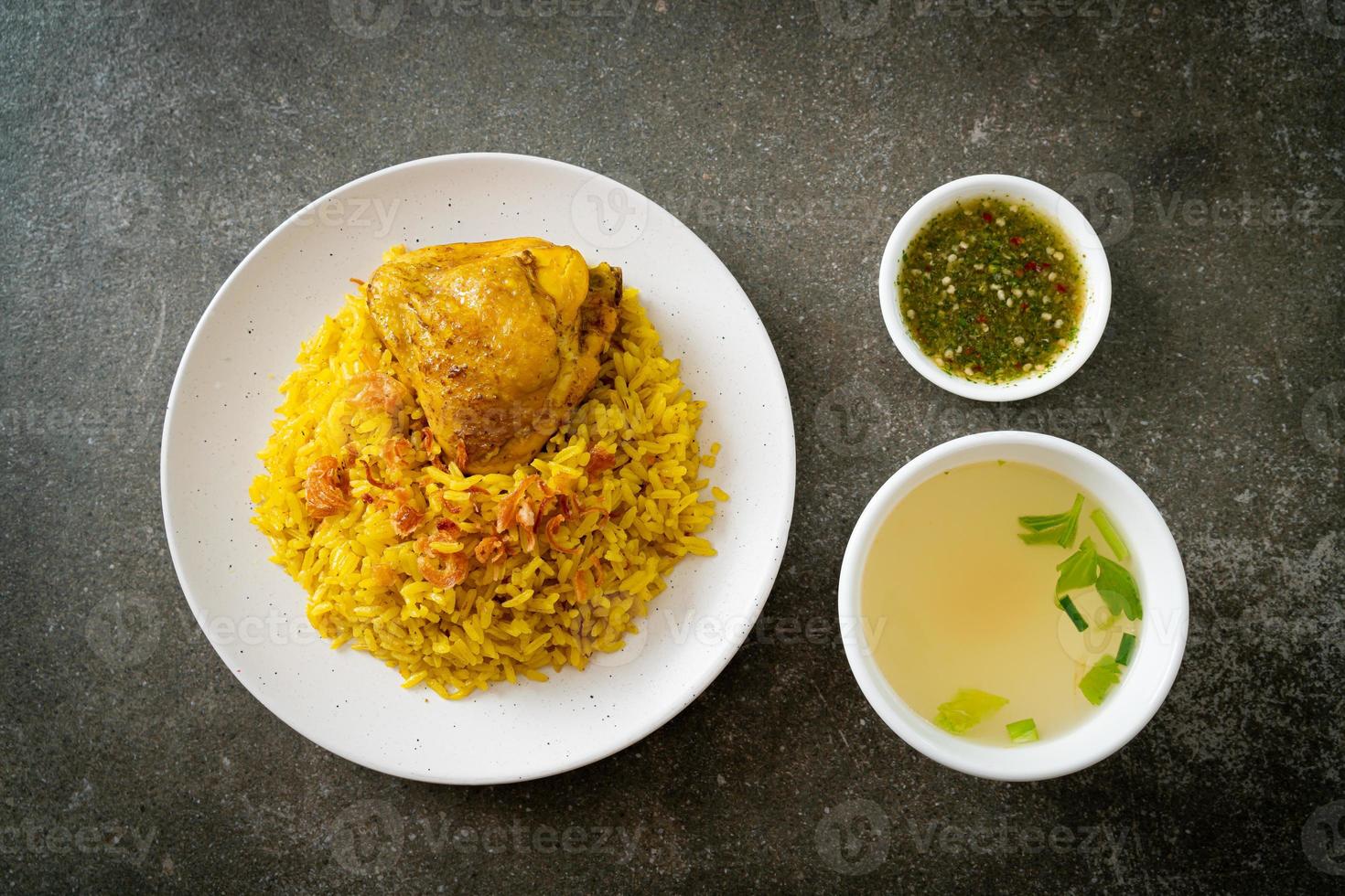 frango biryani ou arroz com curry e frango foto