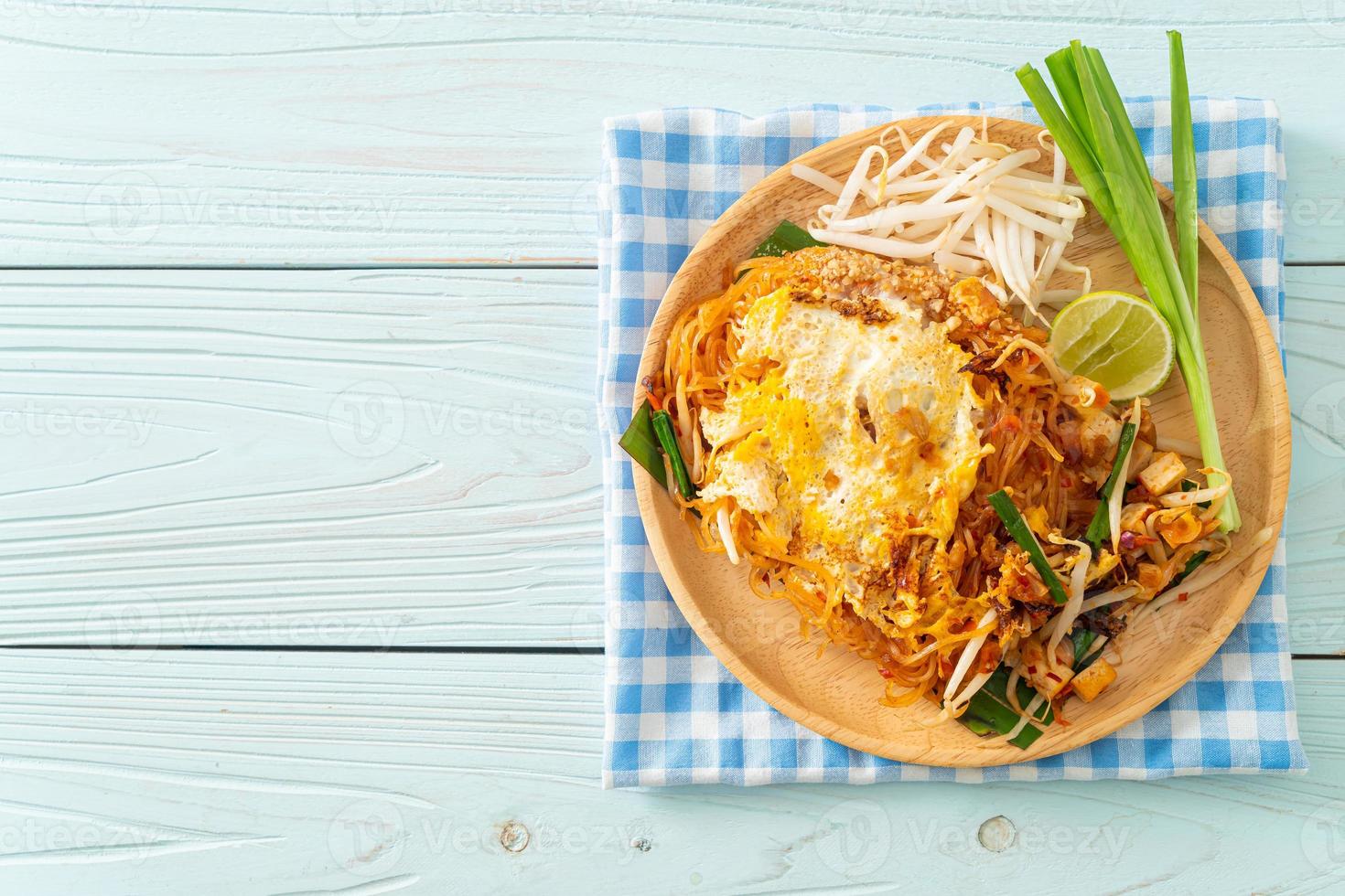 pad thai - mexa macarrão frito em estilo tailandês com ovo foto