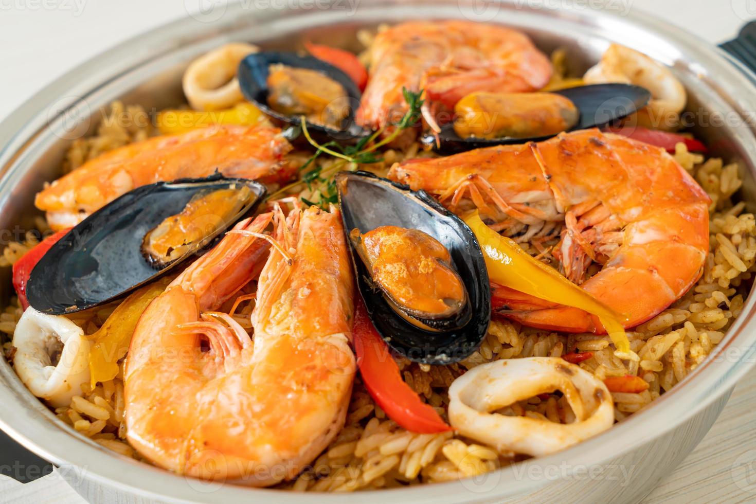 paella de frutos do mar com camarões, amêijoas, mexilhões com arroz de açafrão foto