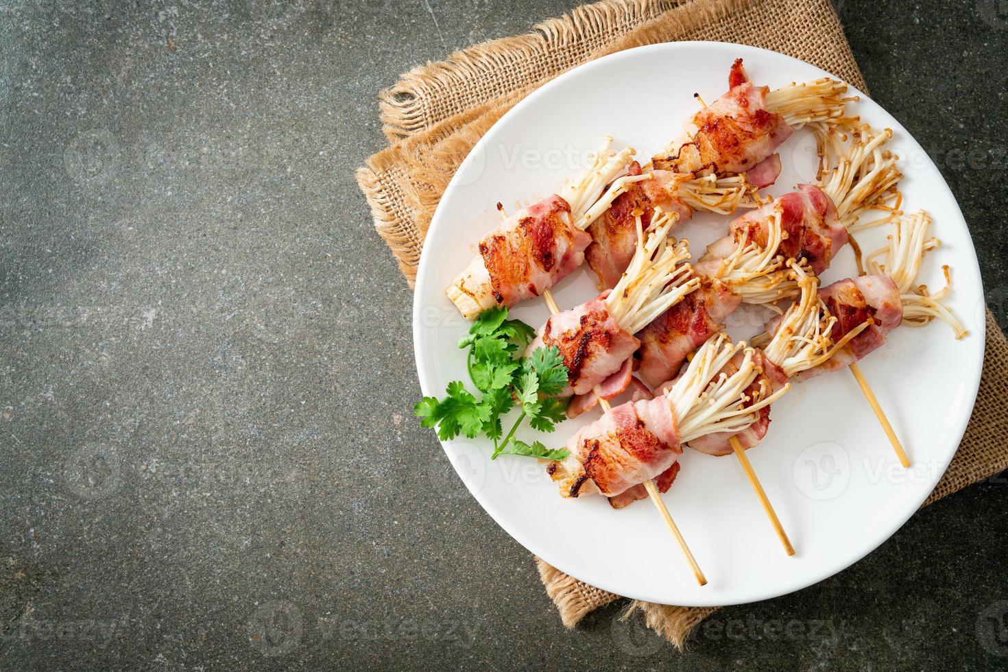 bacon embrulhado com agulha dourada de cogumelo foto