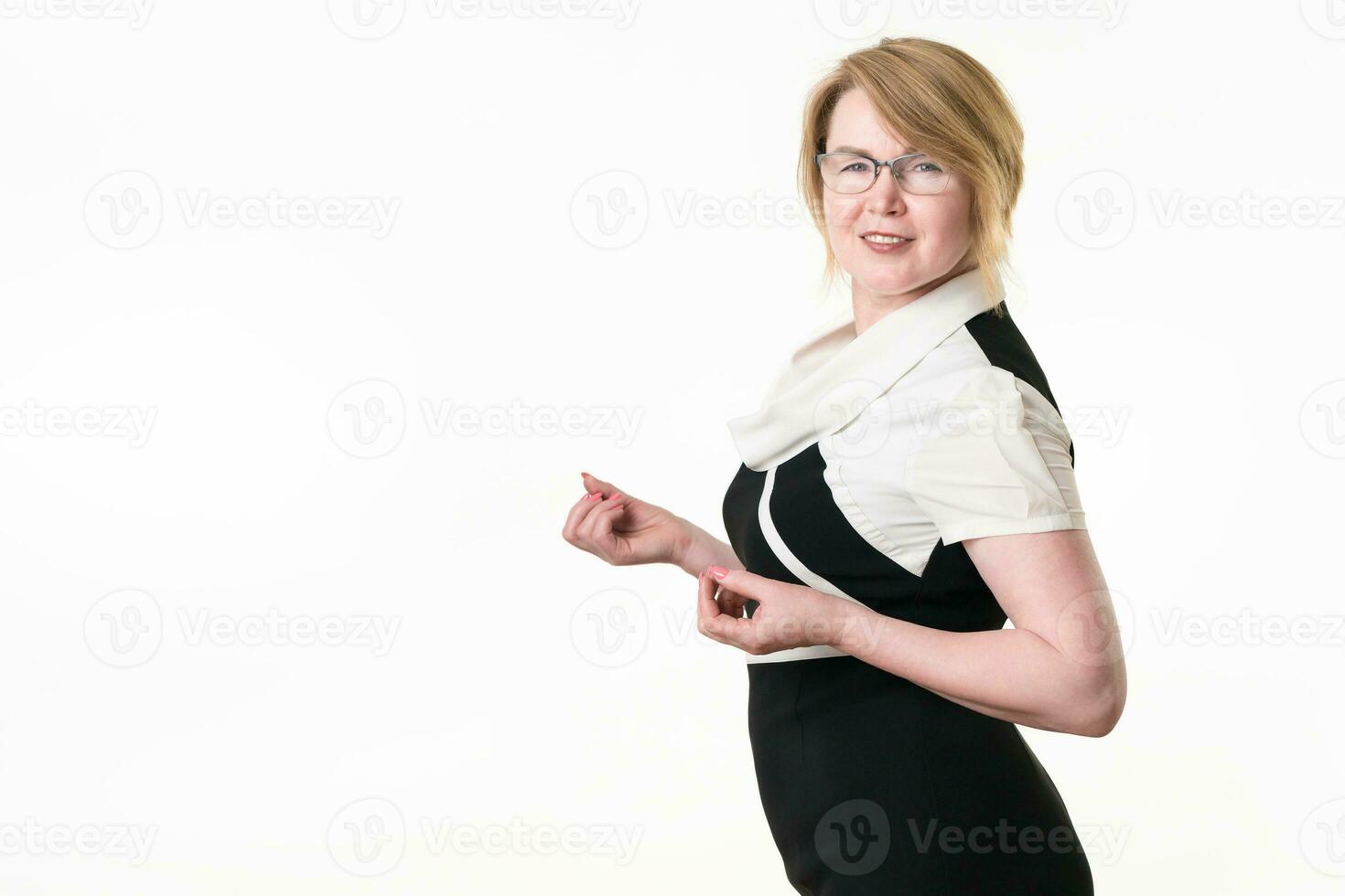 Loiras mulher dentro óculos vestido dentro Preto branco vestir olhando às Câmera. maduro adulto empresária foto
