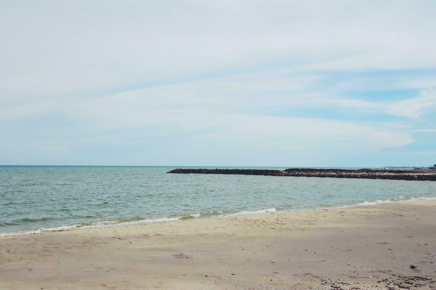 panorama do de praia e mar dentro Tailândia com branco areia e azul céu foto