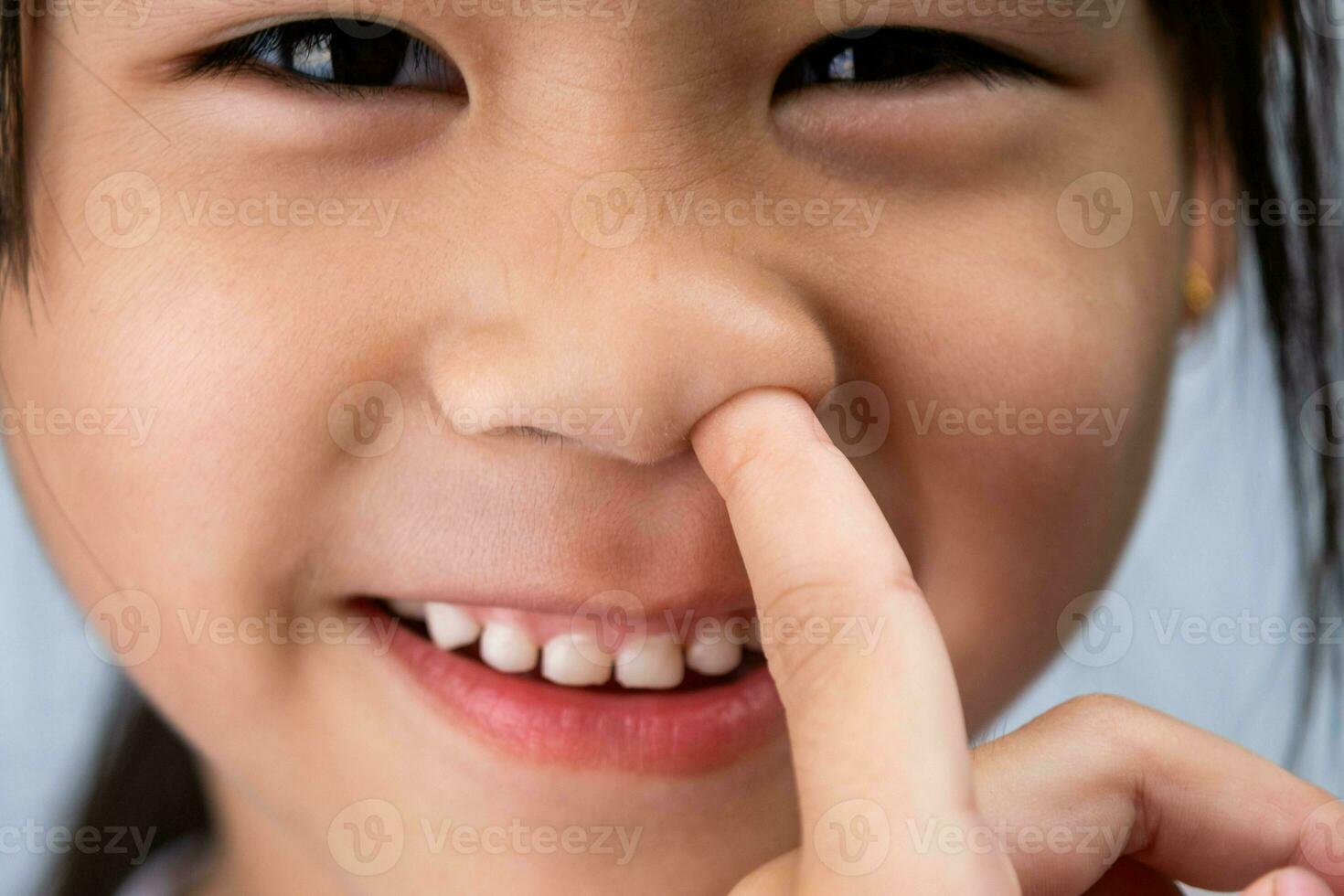 Tiros na Cabeça cortada imagem do fofa pré escola menina fazer engraçado boba face. foto