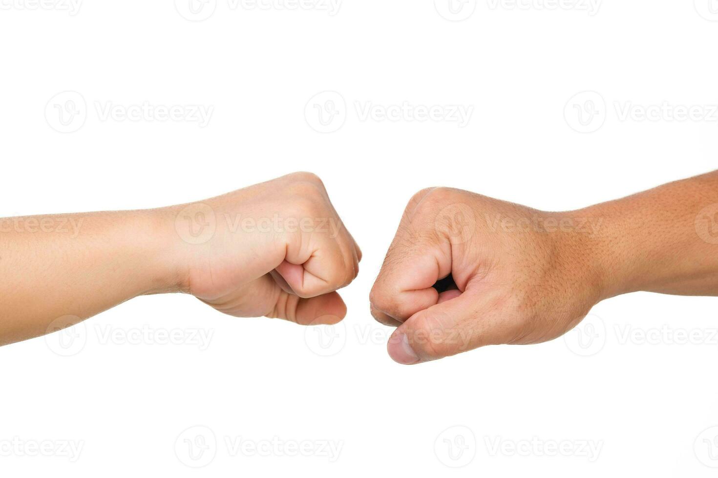 masculino e fêmea mãos dando punho colisão em branco fundo. conceito do trabalho em equipe dentro o negócio para Confiar em com parceiros. foto