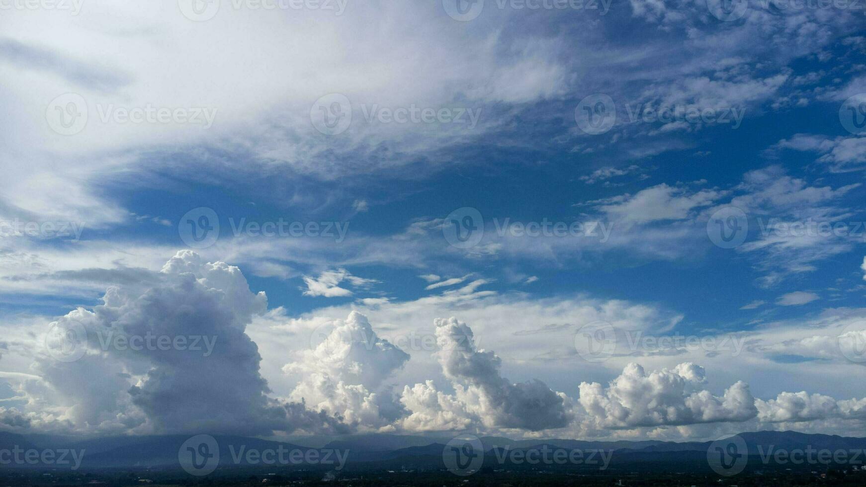 aéreo Visão Tempo lapso do lindo ensolarado azul céu com brilhante Sol brilhando em verão horizonte dentro vibrante luz solar. natural azul céu com branco nuvens fundo. foto