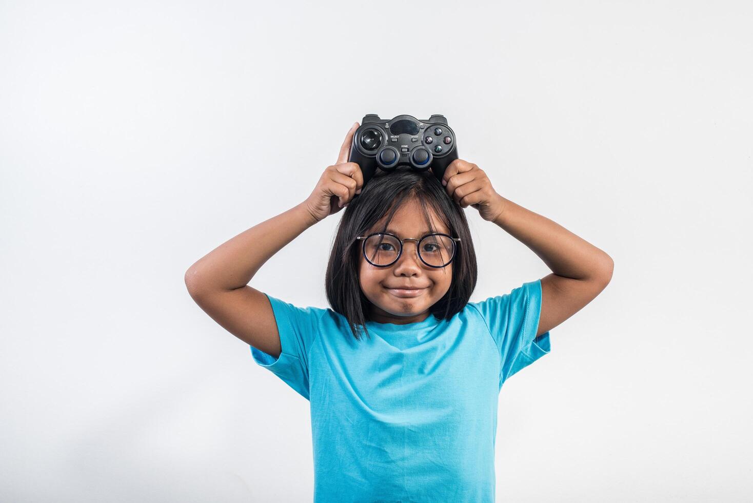 retrato de menina com jogador de joystick. foto