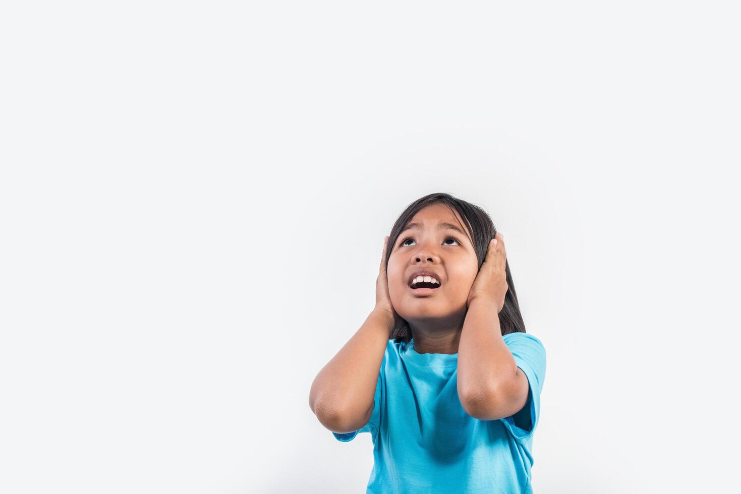 menina sente raiva em estúdio tiro. foto